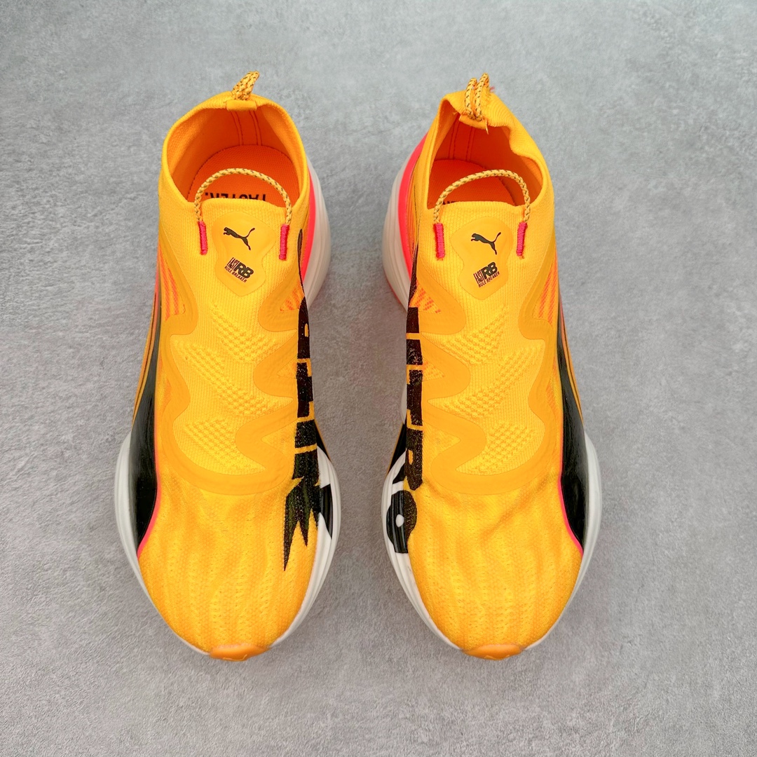 图片[2]-PUMA Fast-R Nitro Elite 彪马系带织物减震防滑耐磨碳板低帮跑步鞋 1、随着竞速跑鞋市场竞争愈发激烈，多数品牌都已经告别了材料和科技堆砌的阶段，进入到在已有科技基础上的精细研磨阶段，如何将新的材料和技术用更合理的工艺为跑鞋带来卓越性能和轻弹脚感成为主要趋势，经过一年的沉淀迭代，PUMA 最新一代比赛日竞速鞋 FAST-R 2 NITRO™ ELITE 正式发布。 2、昨日的蒸蒸日上迎新跑中，沙宇超和陈为芬二人上脚的正是这款鞋，这也是 Fast-R 2 在国内的首次亮相。 3、日本最负盛名的国民接力赛事箱根驿传 100 周年的比赛激战正酣，PUMA 为此也特意推出了 1000 双限量版配色 Fast-R 2 NITRO™ Elite Ekiden Rush。 4、跑野开箱的正是其中一双，箱根无弱旅，在今天的箱根驿传比赛中，参赛队伍立教大学（Rikkyo Univeristy）正是由 PUMA 赞助，这双箱根款鞋身外侧有明显的箱根 100 周年标志，鞋身内侧的接力襷带，则是与赛场上奔跑的立教大学队员们参赛服装的主题色紫色一致，这一设计也扣住了箱根驿传的精华，那就是年轻人最纯粹的极速奔跑以及在一根襷带上的母校荣耀。 5、整体外观方面，前后跟分离式的标志性设计得到延续，中间则是通过 PWRPLATE 碳板相互连接，但这一代碳板延伸面积扩展至脚趾外侧区域，增加了触地面积和区间，为跑动带来更好过渡并在离地时提供更强推动力。 6、厚度方面，Fast-R 2 鞋底厚度顶到了符合正式比赛规定的最大厚度（40 mm）限值，由此得到了缓震与回弹性能最大限度的提升。 7、中底方面，采用 PUMA 最顶级的 NITRO™ ELITE 氮气缓震科技，保证缓冲的基础上追求极致轻量化，与前代产品相比，Fast-R 2 能量存储增加 22%，能量回馈增加46%。 8、两个数值的大幅提升带来的脚感会截然不同，Fast-R 2 有着更轻盈且更经济的跑动反馈，用一个直观数据量化：对一位 230 的马拉松选手来说，这双鞋能节省 1 分 23 秒的完赛时间。 9、鞋面方面，采用新一代 ULTRAWEAVE 鞋面，比上一代鞋面材料轻 20%，内侧仍旧搭载 PWRTAPE 加强筋，确保跑动过程中的轻盈贴合与稳固支撑。 10、大底方面，PUMAGRIP 外底可以应对不同路面，水泥路、柏油路、湿滑地面都有出色的止滑和抓地性能。 11、穿上这双 Fast-R 2，在比赛日也能跑出美洲狮一样迅捷的步伐。 尺码：36 36.5 37.5 38 38.5 39 40 40.5 41 42 42.5 43 44 44.5 45-选品中心