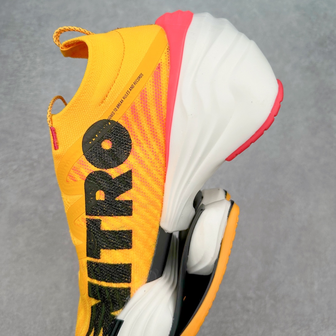 图片[7]-PUMA Fast-R Nitro Elite 彪马系带织物减震防滑耐磨碳板低帮跑步鞋 1、随着竞速跑鞋市场竞争愈发激烈，多数品牌都已经告别了材料和科技堆砌的阶段，进入到在已有科技基础上的精细研磨阶段，如何将新的材料和技术用更合理的工艺为跑鞋带来卓越性能和轻弹脚感成为主要趋势，经过一年的沉淀迭代，PUMA 最新一代比赛日竞速鞋 FAST-R 2 NITRO™ ELITE 正式发布。 2、昨日的蒸蒸日上迎新跑中，沙宇超和陈为芬二人上脚的正是这款鞋，这也是 Fast-R 2 在国内的首次亮相。 3、日本最负盛名的国民接力赛事箱根驿传 100 周年的比赛激战正酣，PUMA 为此也特意推出了 1000 双限量版配色 Fast-R 2 NITRO™ Elite Ekiden Rush。 4、跑野开箱的正是其中一双，箱根无弱旅，在今天的箱根驿传比赛中，参赛队伍立教大学（Rikkyo Univeristy）正是由 PUMA 赞助，这双箱根款鞋身外侧有明显的箱根 100 周年标志，鞋身内侧的接力襷带，则是与赛场上奔跑的立教大学队员们参赛服装的主题色紫色一致，这一设计也扣住了箱根驿传的精华，那就是年轻人最纯粹的极速奔跑以及在一根襷带上的母校荣耀。 5、整体外观方面，前后跟分离式的标志性设计得到延续，中间则是通过 PWRPLATE 碳板相互连接，但这一代碳板延伸面积扩展至脚趾外侧区域，增加了触地面积和区间，为跑动带来更好过渡并在离地时提供更强推动力。 6、厚度方面，Fast-R 2 鞋底厚度顶到了符合正式比赛规定的最大厚度（40 mm）限值，由此得到了缓震与回弹性能最大限度的提升。 7、中底方面，采用 PUMA 最顶级的 NITRO™ ELITE 氮气缓震科技，保证缓冲的基础上追求极致轻量化，与前代产品相比，Fast-R 2 能量存储增加 22%，能量回馈增加46%。 8、两个数值的大幅提升带来的脚感会截然不同，Fast-R 2 有着更轻盈且更经济的跑动反馈，用一个直观数据量化：对一位 230 的马拉松选手来说，这双鞋能节省 1 分 23 秒的完赛时间。 9、鞋面方面，采用新一代 ULTRAWEAVE 鞋面，比上一代鞋面材料轻 20%，内侧仍旧搭载 PWRTAPE 加强筋，确保跑动过程中的轻盈贴合与稳固支撑。 10、大底方面，PUMAGRIP 外底可以应对不同路面，水泥路、柏油路、湿滑地面都有出色的止滑和抓地性能。 11、穿上这双 Fast-R 2，在比赛日也能跑出美洲狮一样迅捷的步伐。 尺码：36 36.5 37.5 38 38.5 39 40 40.5 41 42 42.5 43 44 44.5 45-选品中心