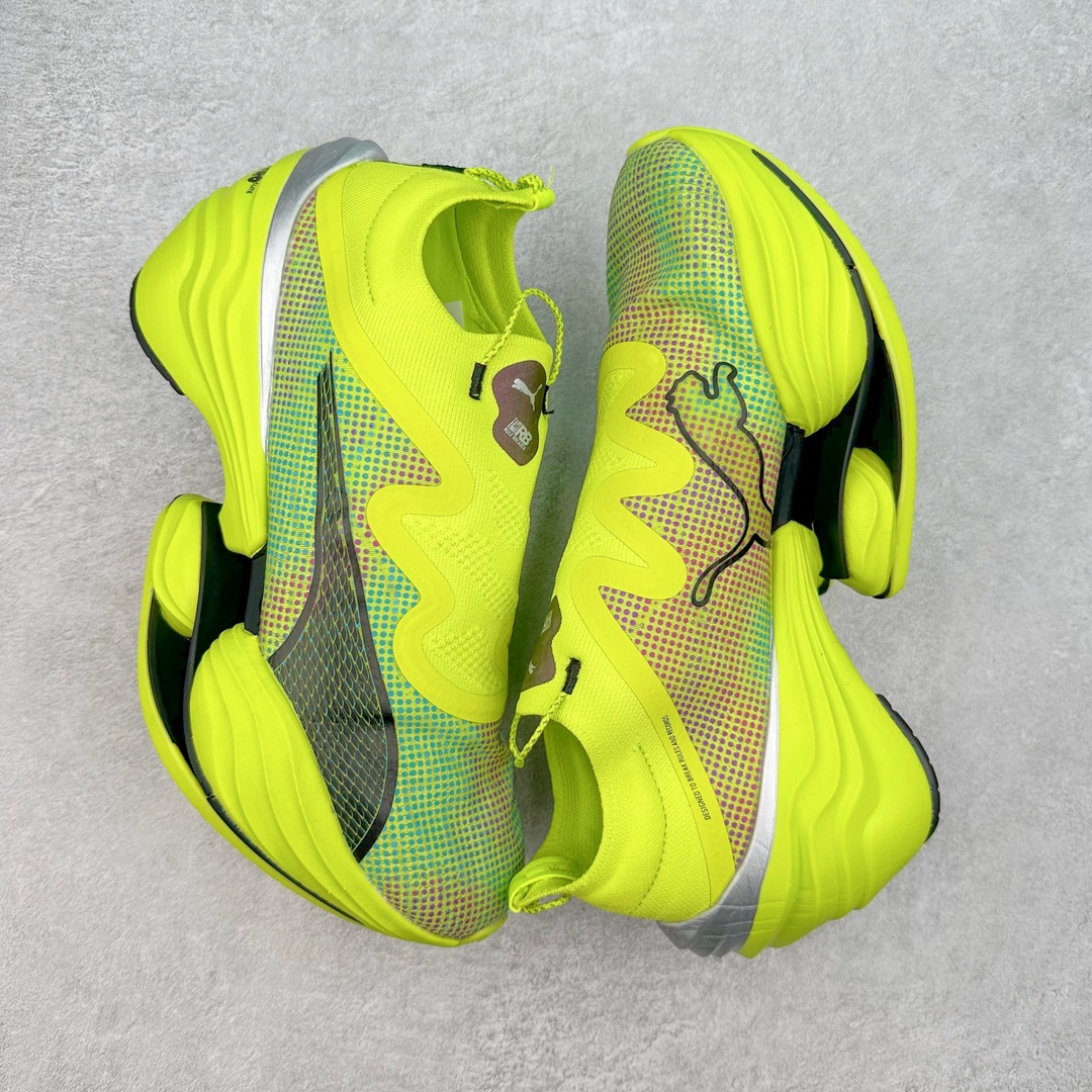 图片[3]-PUMA Fast-R Nitro Elite 彪马系带织物减震防滑耐磨碳板低帮跑步鞋 1、随着竞速跑鞋市场竞争愈发激烈，多数品牌都已经告别了材料和科技堆砌的阶段，进入到在已有科技基础上的精细研磨阶段，如何将新的材料和技术用更合理的工艺为跑鞋带来卓越性能和轻弹脚感成为主要趋势，经过一年的沉淀迭代，PUMA 最新一代比赛日竞速鞋 FAST-R 2 NITRO™ ELITE 正式发布。 2、昨日的蒸蒸日上迎新跑中，沙宇超和陈为芬二人上脚的正是这款鞋，这也是 Fast-R 2 在国内的首次亮相。 3、日本最负盛名的国民接力赛事箱根驿传 100 周年的比赛激战正酣，PUMA 为此也特意推出了 1000 双限量版配色 Fast-R 2 NITRO™ Elite Ekiden Rush。 4、跑野开箱的正是其中一双，箱根无弱旅，在今天的箱根驿传比赛中，参赛队伍立教大学（Rikkyo Univeristy）正是由 PUMA 赞助，这双箱根款鞋身外侧有明显的箱根 100 周年标志，鞋身内侧的接力襷带，则是与赛场上奔跑的立教大学队员们参赛服装的主题色紫色一致，这一设计也扣住了箱根驿传的精华，那就是年轻人最纯粹的极速奔跑以及在一根襷带上的母校荣耀。 5、整体外观方面，前后跟分离式的标志性设计得到延续，中间则是通过 PWRPLATE 碳板相互连接，但这一代碳板延伸面积扩展至脚趾外侧区域，增加了触地面积和区间，为跑动带来更好过渡并在离地时提供更强推动力。 6、厚度方面，Fast-R 2 鞋底厚度顶到了符合正式比赛规定的最大厚度（40 mm）限值，由此得到了缓震与回弹性能最大限度的提升。 7、中底方面，采用 PUMA 最顶级的 NITRO™ ELITE 氮气缓震科技，保证缓冲的基础上追求极致轻量化，与前代产品相比，Fast-R 2 能量存储增加 22%，能量回馈增加46%。 8、两个数值的大幅提升带来的脚感会截然不同，Fast-R 2 有着更轻盈且更经济的跑动反馈，用一个直观数据量化：对一位 230 的马拉松选手来说，这双鞋能节省 1 分 23 秒的完赛时间。 9、鞋面方面，采用新一代 ULTRAWEAVE 鞋面，比上一代鞋面材料轻 20%，内侧仍旧搭载 PWRTAPE 加强筋，确保跑动过程中的轻盈贴合与稳固支撑。 10、大底方面，PUMAGRIP 外底可以应对不同路面，水泥路、柏油路、湿滑地面都有出色的止滑和抓地性能。 11、穿上这双 Fast-R 2，在比赛日也能跑出美洲狮一样迅捷的步伐。 尺码：36 36.5 37.5 38 38.5 39 40 40.5 41 42 42.5 43 44 44.5 45-选品中心