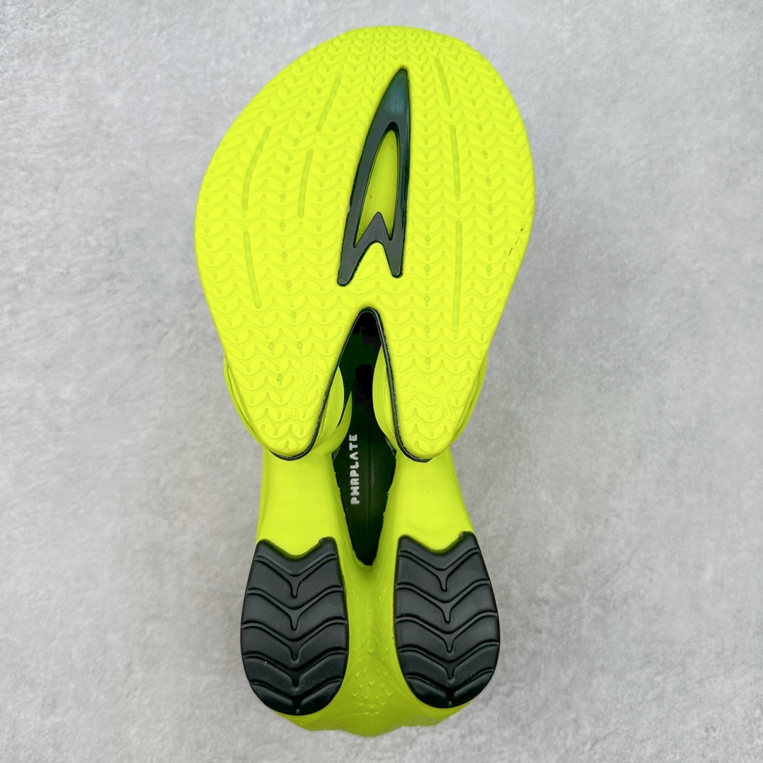 图片[9]-PUMA Fast-R Nitro Elite 彪马系带织物减震防滑耐磨碳板低帮跑步鞋 1、随着竞速跑鞋市场竞争愈发激烈，多数品牌都已经告别了材料和科技堆砌的阶段，进入到在已有科技基础上的精细研磨阶段，如何将新的材料和技术用更合理的工艺为跑鞋带来卓越性能和轻弹脚感成为主要趋势，经过一年的沉淀迭代，PUMA 最新一代比赛日竞速鞋 FAST-R 2 NITRO™ ELITE 正式发布。 2、昨日的蒸蒸日上迎新跑中，沙宇超和陈为芬二人上脚的正是这款鞋，这也是 Fast-R 2 在国内的首次亮相。 3、日本最负盛名的国民接力赛事箱根驿传 100 周年的比赛激战正酣，PUMA 为此也特意推出了 1000 双限量版配色 Fast-R 2 NITRO™ Elite Ekiden Rush。 4、跑野开箱的正是其中一双，箱根无弱旅，在今天的箱根驿传比赛中，参赛队伍立教大学（Rikkyo Univeristy）正是由 PUMA 赞助，这双箱根款鞋身外侧有明显的箱根 100 周年标志，鞋身内侧的接力襷带，则是与赛场上奔跑的立教大学队员们参赛服装的主题色紫色一致，这一设计也扣住了箱根驿传的精华，那就是年轻人最纯粹的极速奔跑以及在一根襷带上的母校荣耀。 5、整体外观方面，前后跟分离式的标志性设计得到延续，中间则是通过 PWRPLATE 碳板相互连接，但这一代碳板延伸面积扩展至脚趾外侧区域，增加了触地面积和区间，为跑动带来更好过渡并在离地时提供更强推动力。 6、厚度方面，Fast-R 2 鞋底厚度顶到了符合正式比赛规定的最大厚度（40 mm）限值，由此得到了缓震与回弹性能最大限度的提升。 7、中底方面，采用 PUMA 最顶级的 NITRO™ ELITE 氮气缓震科技，保证缓冲的基础上追求极致轻量化，与前代产品相比，Fast-R 2 能量存储增加 22%，能量回馈增加46%。 8、两个数值的大幅提升带来的脚感会截然不同，Fast-R 2 有着更轻盈且更经济的跑动反馈，用一个直观数据量化：对一位 230 的马拉松选手来说，这双鞋能节省 1 分 23 秒的完赛时间。 9、鞋面方面，采用新一代 ULTRAWEAVE 鞋面，比上一代鞋面材料轻 20%，内侧仍旧搭载 PWRTAPE 加强筋，确保跑动过程中的轻盈贴合与稳固支撑。 10、大底方面，PUMAGRIP 外底可以应对不同路面，水泥路、柏油路、湿滑地面都有出色的止滑和抓地性能。 11、穿上这双 Fast-R 2，在比赛日也能跑出美洲狮一样迅捷的步伐。 尺码：36 36.5 37.5 38 38.5 39 40 40.5 41 42 42.5 43 44 44.5 45-选品中心