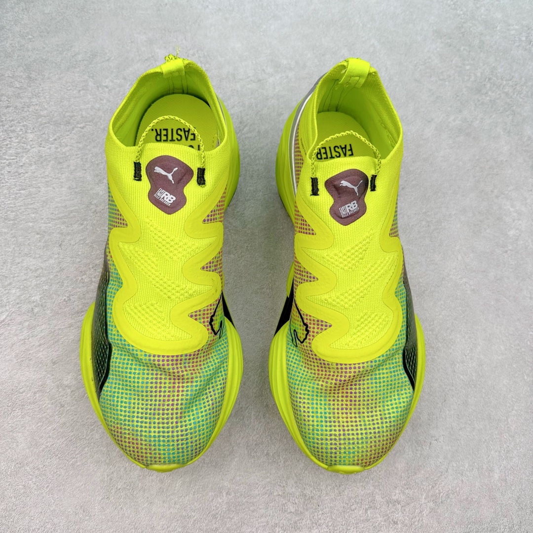 图片[2]-PUMA Fast-R Nitro Elite 彪马系带织物减震防滑耐磨碳板低帮跑步鞋 1、随着竞速跑鞋市场竞争愈发激烈，多数品牌都已经告别了材料和科技堆砌的阶段，进入到在已有科技基础上的精细研磨阶段，如何将新的材料和技术用更合理的工艺为跑鞋带来卓越性能和轻弹脚感成为主要趋势，经过一年的沉淀迭代，PUMA 最新一代比赛日竞速鞋 FAST-R 2 NITRO™ ELITE 正式发布。 2、昨日的蒸蒸日上迎新跑中，沙宇超和陈为芬二人上脚的正是这款鞋，这也是 Fast-R 2 在国内的首次亮相。 3、日本最负盛名的国民接力赛事箱根驿传 100 周年的比赛激战正酣，PUMA 为此也特意推出了 1000 双限量版配色 Fast-R 2 NITRO™ Elite Ekiden Rush。 4、跑野开箱的正是其中一双，箱根无弱旅，在今天的箱根驿传比赛中，参赛队伍立教大学（Rikkyo Univeristy）正是由 PUMA 赞助，这双箱根款鞋身外侧有明显的箱根 100 周年标志，鞋身内侧的接力襷带，则是与赛场上奔跑的立教大学队员们参赛服装的主题色紫色一致，这一设计也扣住了箱根驿传的精华，那就是年轻人最纯粹的极速奔跑以及在一根襷带上的母校荣耀。 5、整体外观方面，前后跟分离式的标志性设计得到延续，中间则是通过 PWRPLATE 碳板相互连接，但这一代碳板延伸面积扩展至脚趾外侧区域，增加了触地面积和区间，为跑动带来更好过渡并在离地时提供更强推动力。 6、厚度方面，Fast-R 2 鞋底厚度顶到了符合正式比赛规定的最大厚度（40 mm）限值，由此得到了缓震与回弹性能最大限度的提升。 7、中底方面，采用 PUMA 最顶级的 NITRO™ ELITE 氮气缓震科技，保证缓冲的基础上追求极致轻量化，与前代产品相比，Fast-R 2 能量存储增加 22%，能量回馈增加46%。 8、两个数值的大幅提升带来的脚感会截然不同，Fast-R 2 有着更轻盈且更经济的跑动反馈，用一个直观数据量化：对一位 230 的马拉松选手来说，这双鞋能节省 1 分 23 秒的完赛时间。 9、鞋面方面，采用新一代 ULTRAWEAVE 鞋面，比上一代鞋面材料轻 20%，内侧仍旧搭载 PWRTAPE 加强筋，确保跑动过程中的轻盈贴合与稳固支撑。 10、大底方面，PUMAGRIP 外底可以应对不同路面，水泥路、柏油路、湿滑地面都有出色的止滑和抓地性能。 11、穿上这双 Fast-R 2，在比赛日也能跑出美洲狮一样迅捷的步伐。 尺码：36 36.5 37.5 38 38.5 39 40 40.5 41 42 42.5 43 44 44.5 45-选品中心