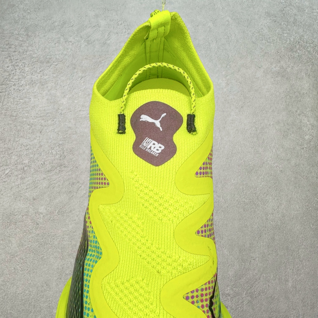 图片[5]-PUMA Fast-R Nitro Elite 彪马系带织物减震防滑耐磨碳板低帮跑步鞋 1、随着竞速跑鞋市场竞争愈发激烈，多数品牌都已经告别了材料和科技堆砌的阶段，进入到在已有科技基础上的精细研磨阶段，如何将新的材料和技术用更合理的工艺为跑鞋带来卓越性能和轻弹脚感成为主要趋势，经过一年的沉淀迭代，PUMA 最新一代比赛日竞速鞋 FAST-R 2 NITRO™ ELITE 正式发布。 2、昨日的蒸蒸日上迎新跑中，沙宇超和陈为芬二人上脚的正是这款鞋，这也是 Fast-R 2 在国内的首次亮相。 3、日本最负盛名的国民接力赛事箱根驿传 100 周年的比赛激战正酣，PUMA 为此也特意推出了 1000 双限量版配色 Fast-R 2 NITRO™ Elite Ekiden Rush。 4、跑野开箱的正是其中一双，箱根无弱旅，在今天的箱根驿传比赛中，参赛队伍立教大学（Rikkyo Univeristy）正是由 PUMA 赞助，这双箱根款鞋身外侧有明显的箱根 100 周年标志，鞋身内侧的接力襷带，则是与赛场上奔跑的立教大学队员们参赛服装的主题色紫色一致，这一设计也扣住了箱根驿传的精华，那就是年轻人最纯粹的极速奔跑以及在一根襷带上的母校荣耀。 5、整体外观方面，前后跟分离式的标志性设计得到延续，中间则是通过 PWRPLATE 碳板相互连接，但这一代碳板延伸面积扩展至脚趾外侧区域，增加了触地面积和区间，为跑动带来更好过渡并在离地时提供更强推动力。 6、厚度方面，Fast-R 2 鞋底厚度顶到了符合正式比赛规定的最大厚度（40 mm）限值，由此得到了缓震与回弹性能最大限度的提升。 7、中底方面，采用 PUMA 最顶级的 NITRO™ ELITE 氮气缓震科技，保证缓冲的基础上追求极致轻量化，与前代产品相比，Fast-R 2 能量存储增加 22%，能量回馈增加46%。 8、两个数值的大幅提升带来的脚感会截然不同，Fast-R 2 有着更轻盈且更经济的跑动反馈，用一个直观数据量化：对一位 230 的马拉松选手来说，这双鞋能节省 1 分 23 秒的完赛时间。 9、鞋面方面，采用新一代 ULTRAWEAVE 鞋面，比上一代鞋面材料轻 20%，内侧仍旧搭载 PWRTAPE 加强筋，确保跑动过程中的轻盈贴合与稳固支撑。 10、大底方面，PUMAGRIP 外底可以应对不同路面，水泥路、柏油路、湿滑地面都有出色的止滑和抓地性能。 11、穿上这双 Fast-R 2，在比赛日也能跑出美洲狮一样迅捷的步伐。 尺码：36 36.5 37.5 38 38.5 39 40 40.5 41 42 42.5 43 44 44.5 45-选品中心