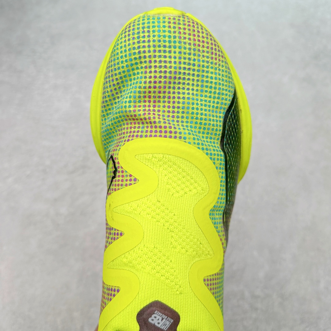 图片[4]-PUMA Fast-R Nitro Elite 彪马系带织物减震防滑耐磨碳板低帮跑步鞋 1、随着竞速跑鞋市场竞争愈发激烈，多数品牌都已经告别了材料和科技堆砌的阶段，进入到在已有科技基础上的精细研磨阶段，如何将新的材料和技术用更合理的工艺为跑鞋带来卓越性能和轻弹脚感成为主要趋势，经过一年的沉淀迭代，PUMA 最新一代比赛日竞速鞋 FAST-R 2 NITRO™ ELITE 正式发布。 2、昨日的蒸蒸日上迎新跑中，沙宇超和陈为芬二人上脚的正是这款鞋，这也是 Fast-R 2 在国内的首次亮相。 3、日本最负盛名的国民接力赛事箱根驿传 100 周年的比赛激战正酣，PUMA 为此也特意推出了 1000 双限量版配色 Fast-R 2 NITRO™ Elite Ekiden Rush。 4、跑野开箱的正是其中一双，箱根无弱旅，在今天的箱根驿传比赛中，参赛队伍立教大学（Rikkyo Univeristy）正是由 PUMA 赞助，这双箱根款鞋身外侧有明显的箱根 100 周年标志，鞋身内侧的接力襷带，则是与赛场上奔跑的立教大学队员们参赛服装的主题色紫色一致，这一设计也扣住了箱根驿传的精华，那就是年轻人最纯粹的极速奔跑以及在一根襷带上的母校荣耀。 5、整体外观方面，前后跟分离式的标志性设计得到延续，中间则是通过 PWRPLATE 碳板相互连接，但这一代碳板延伸面积扩展至脚趾外侧区域，增加了触地面积和区间，为跑动带来更好过渡并在离地时提供更强推动力。 6、厚度方面，Fast-R 2 鞋底厚度顶到了符合正式比赛规定的最大厚度（40 mm）限值，由此得到了缓震与回弹性能最大限度的提升。 7、中底方面，采用 PUMA 最顶级的 NITRO™ ELITE 氮气缓震科技，保证缓冲的基础上追求极致轻量化，与前代产品相比，Fast-R 2 能量存储增加 22%，能量回馈增加46%。 8、两个数值的大幅提升带来的脚感会截然不同，Fast-R 2 有着更轻盈且更经济的跑动反馈，用一个直观数据量化：对一位 230 的马拉松选手来说，这双鞋能节省 1 分 23 秒的完赛时间。 9、鞋面方面，采用新一代 ULTRAWEAVE 鞋面，比上一代鞋面材料轻 20%，内侧仍旧搭载 PWRTAPE 加强筋，确保跑动过程中的轻盈贴合与稳固支撑。 10、大底方面，PUMAGRIP 外底可以应对不同路面，水泥路、柏油路、湿滑地面都有出色的止滑和抓地性能。 11、穿上这双 Fast-R 2，在比赛日也能跑出美洲狮一样迅捷的步伐。 尺码：36 36.5 37.5 38 38.5 39 40 40.5 41 42 42.5 43 44 44.5 45-选品中心