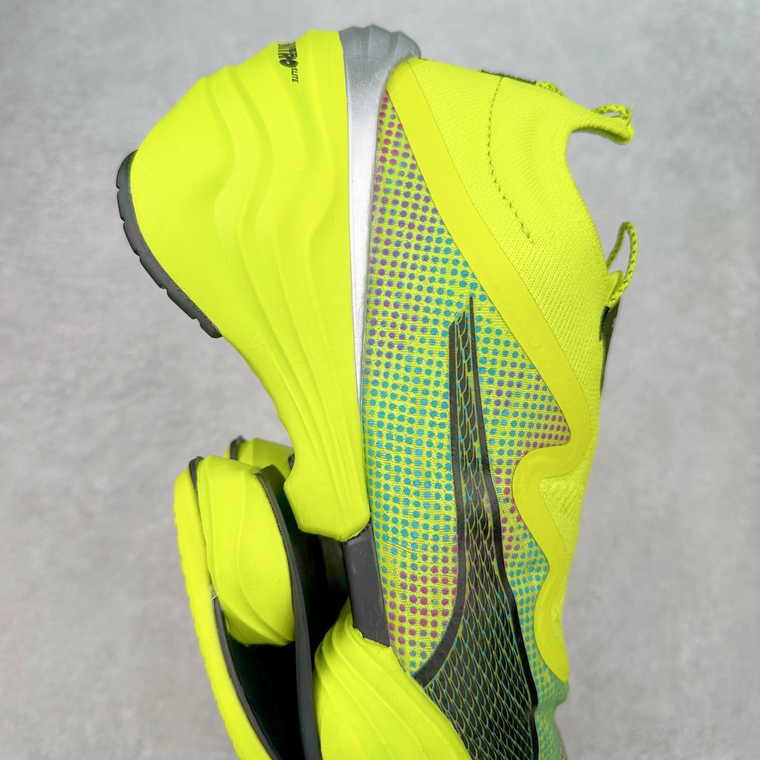 图片[6]-PUMA Fast-R Nitro Elite 彪马系带织物减震防滑耐磨碳板低帮跑步鞋 1、随着竞速跑鞋市场竞争愈发激烈，多数品牌都已经告别了材料和科技堆砌的阶段，进入到在已有科技基础上的精细研磨阶段，如何将新的材料和技术用更合理的工艺为跑鞋带来卓越性能和轻弹脚感成为主要趋势，经过一年的沉淀迭代，PUMA 最新一代比赛日竞速鞋 FAST-R 2 NITRO™ ELITE 正式发布。 2、昨日的蒸蒸日上迎新跑中，沙宇超和陈为芬二人上脚的正是这款鞋，这也是 Fast-R 2 在国内的首次亮相。 3、日本最负盛名的国民接力赛事箱根驿传 100 周年的比赛激战正酣，PUMA 为此也特意推出了 1000 双限量版配色 Fast-R 2 NITRO™ Elite Ekiden Rush。 4、跑野开箱的正是其中一双，箱根无弱旅，在今天的箱根驿传比赛中，参赛队伍立教大学（Rikkyo Univeristy）正是由 PUMA 赞助，这双箱根款鞋身外侧有明显的箱根 100 周年标志，鞋身内侧的接力襷带，则是与赛场上奔跑的立教大学队员们参赛服装的主题色紫色一致，这一设计也扣住了箱根驿传的精华，那就是年轻人最纯粹的极速奔跑以及在一根襷带上的母校荣耀。 5、整体外观方面，前后跟分离式的标志性设计得到延续，中间则是通过 PWRPLATE 碳板相互连接，但这一代碳板延伸面积扩展至脚趾外侧区域，增加了触地面积和区间，为跑动带来更好过渡并在离地时提供更强推动力。 6、厚度方面，Fast-R 2 鞋底厚度顶到了符合正式比赛规定的最大厚度（40 mm）限值，由此得到了缓震与回弹性能最大限度的提升。 7、中底方面，采用 PUMA 最顶级的 NITRO™ ELITE 氮气缓震科技，保证缓冲的基础上追求极致轻量化，与前代产品相比，Fast-R 2 能量存储增加 22%，能量回馈增加46%。 8、两个数值的大幅提升带来的脚感会截然不同，Fast-R 2 有着更轻盈且更经济的跑动反馈，用一个直观数据量化：对一位 230 的马拉松选手来说，这双鞋能节省 1 分 23 秒的完赛时间。 9、鞋面方面，采用新一代 ULTRAWEAVE 鞋面，比上一代鞋面材料轻 20%，内侧仍旧搭载 PWRTAPE 加强筋，确保跑动过程中的轻盈贴合与稳固支撑。 10、大底方面，PUMAGRIP 外底可以应对不同路面，水泥路、柏油路、湿滑地面都有出色的止滑和抓地性能。 11、穿上这双 Fast-R 2，在比赛日也能跑出美洲狮一样迅捷的步伐。 尺码：36 36.5 37.5 38 38.5 39 40 40.5 41 42 42.5 43 44 44.5 45-选品中心