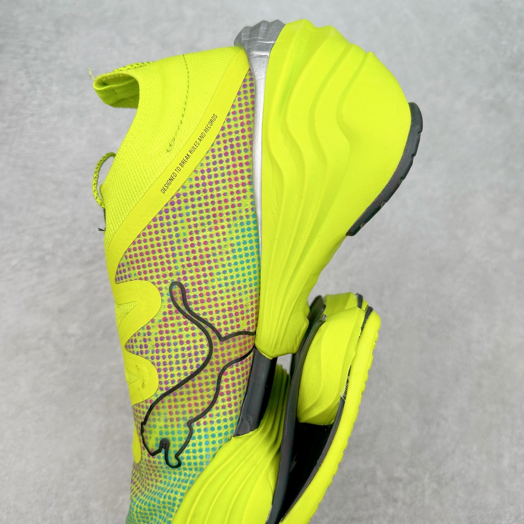 图片[7]-PUMA Fast-R Nitro Elite 彪马系带织物减震防滑耐磨碳板低帮跑步鞋 1、随着竞速跑鞋市场竞争愈发激烈，多数品牌都已经告别了材料和科技堆砌的阶段，进入到在已有科技基础上的精细研磨阶段，如何将新的材料和技术用更合理的工艺为跑鞋带来卓越性能和轻弹脚感成为主要趋势，经过一年的沉淀迭代，PUMA 最新一代比赛日竞速鞋 FAST-R 2 NITRO™ ELITE 正式发布。 2、昨日的蒸蒸日上迎新跑中，沙宇超和陈为芬二人上脚的正是这款鞋，这也是 Fast-R 2 在国内的首次亮相。 3、日本最负盛名的国民接力赛事箱根驿传 100 周年的比赛激战正酣，PUMA 为此也特意推出了 1000 双限量版配色 Fast-R 2 NITRO™ Elite Ekiden Rush。 4、跑野开箱的正是其中一双，箱根无弱旅，在今天的箱根驿传比赛中，参赛队伍立教大学（Rikkyo Univeristy）正是由 PUMA 赞助，这双箱根款鞋身外侧有明显的箱根 100 周年标志，鞋身内侧的接力襷带，则是与赛场上奔跑的立教大学队员们参赛服装的主题色紫色一致，这一设计也扣住了箱根驿传的精华，那就是年轻人最纯粹的极速奔跑以及在一根襷带上的母校荣耀。 5、整体外观方面，前后跟分离式的标志性设计得到延续，中间则是通过 PWRPLATE 碳板相互连接，但这一代碳板延伸面积扩展至脚趾外侧区域，增加了触地面积和区间，为跑动带来更好过渡并在离地时提供更强推动力。 6、厚度方面，Fast-R 2 鞋底厚度顶到了符合正式比赛规定的最大厚度（40 mm）限值，由此得到了缓震与回弹性能最大限度的提升。 7、中底方面，采用 PUMA 最顶级的 NITRO™ ELITE 氮气缓震科技，保证缓冲的基础上追求极致轻量化，与前代产品相比，Fast-R 2 能量存储增加 22%，能量回馈增加46%。 8、两个数值的大幅提升带来的脚感会截然不同，Fast-R 2 有着更轻盈且更经济的跑动反馈，用一个直观数据量化：对一位 230 的马拉松选手来说，这双鞋能节省 1 分 23 秒的完赛时间。 9、鞋面方面，采用新一代 ULTRAWEAVE 鞋面，比上一代鞋面材料轻 20%，内侧仍旧搭载 PWRTAPE 加强筋，确保跑动过程中的轻盈贴合与稳固支撑。 10、大底方面，PUMAGRIP 外底可以应对不同路面，水泥路、柏油路、湿滑地面都有出色的止滑和抓地性能。 11、穿上这双 Fast-R 2，在比赛日也能跑出美洲狮一样迅捷的步伐。 尺码：36 36.5 37.5 38 38.5 39 40 40.5 41 42 42.5 43 44 44.5 45-选品中心