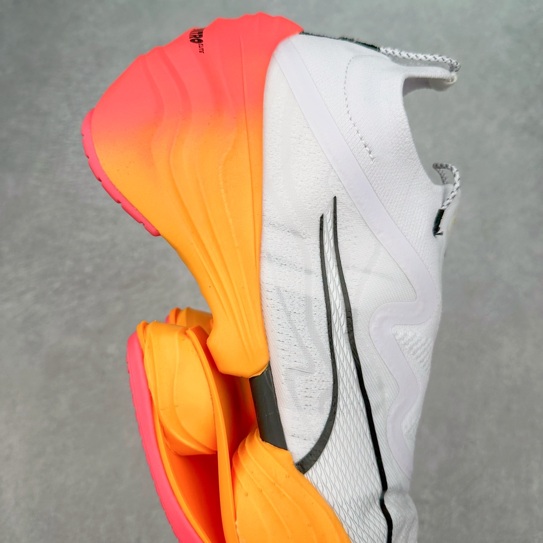 图片[6]-PUMA Fast-R Nitro Elite 彪马系带织物减震防滑耐磨碳板低帮跑步鞋 1、随着竞速跑鞋市场竞争愈发激烈，多数品牌都已经告别了材料和科技堆砌的阶段，进入到在已有科技基础上的精细研磨阶段，如何将新的材料和技术用更合理的工艺为跑鞋带来卓越性能和轻弹脚感成为主要趋势，经过一年的沉淀迭代，PUMA 最新一代比赛日竞速鞋 FAST-R 2 NITRO™ ELITE 正式发布。 2、昨日的蒸蒸日上迎新跑中，沙宇超和陈为芬二人上脚的正是这款鞋，这也是 Fast-R 2 在国内的首次亮相。 3、日本最负盛名的国民接力赛事箱根驿传 100 周年的比赛激战正酣，PUMA 为此也特意推出了 1000 双限量版配色 Fast-R 2 NITRO™ Elite Ekiden Rush。 4、跑野开箱的正是其中一双，箱根无弱旅，在今天的箱根驿传比赛中，参赛队伍立教大学（Rikkyo Univeristy）正是由 PUMA 赞助，这双箱根款鞋身外侧有明显的箱根 100 周年标志，鞋身内侧的接力襷带，则是与赛场上奔跑的立教大学队员们参赛服装的主题色紫色一致，这一设计也扣住了箱根驿传的精华，那就是年轻人最纯粹的极速奔跑以及在一根襷带上的母校荣耀。 5、整体外观方面，前后跟分离式的标志性设计得到延续，中间则是通过 PWRPLATE 碳板相互连接，但这一代碳板延伸面积扩展至脚趾外侧区域，增加了触地面积和区间，为跑动带来更好过渡并在离地时提供更强推动力。 6、厚度方面，Fast-R 2 鞋底厚度顶到了符合正式比赛规定的最大厚度（40 mm）限值，由此得到了缓震与回弹性能最大限度的提升。 7、中底方面，采用 PUMA 最顶级的 NITRO™ ELITE 氮气缓震科技，保证缓冲的基础上追求极致轻量化，与前代产品相比，Fast-R 2 能量存储增加 22%，能量回馈增加46%。 8、两个数值的大幅提升带来的脚感会截然不同，Fast-R 2 有着更轻盈且更经济的跑动反馈，用一个直观数据量化：对一位 230 的马拉松选手来说，这双鞋能节省 1 分 23 秒的完赛时间。 9、鞋面方面，采用新一代 ULTRAWEAVE 鞋面，比上一代鞋面材料轻 20%，内侧仍旧搭载 PWRTAPE 加强筋，确保跑动过程中的轻盈贴合与稳固支撑。 10、大底方面，PUMAGRIP 外底可以应对不同路面，水泥路、柏油路、湿滑地面都有出色的止滑和抓地性能。 11、穿上这双 Fast-R 2，在比赛日也能跑出美洲狮一样迅捷的步伐。 尺码：36 36.5 37.5 38 38.5 39 40 40.5 41 42 42.5 43 44 44.5 45-选品中心