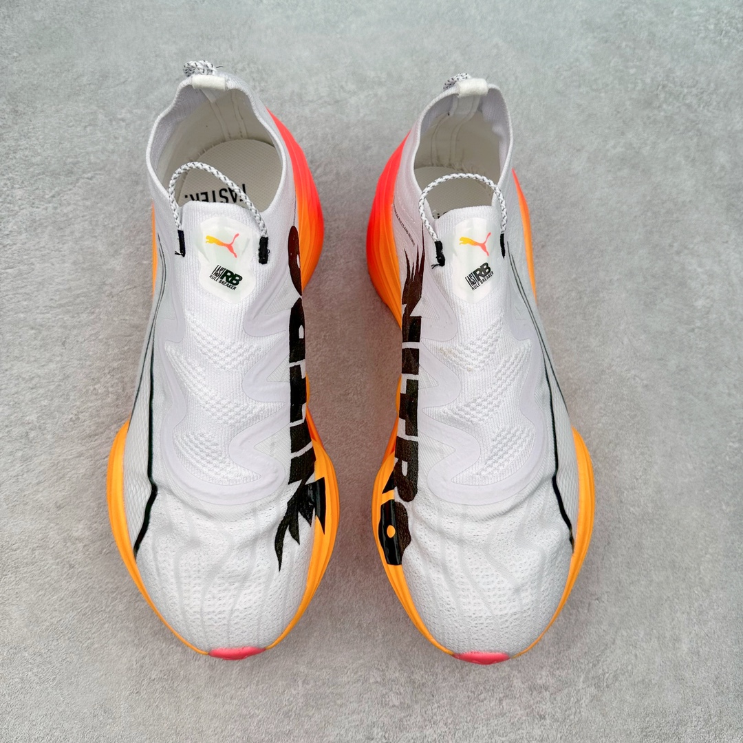 图片[2]-PUMA Fast-R Nitro Elite 彪马系带织物减震防滑耐磨碳板低帮跑步鞋 1、随着竞速跑鞋市场竞争愈发激烈，多数品牌都已经告别了材料和科技堆砌的阶段，进入到在已有科技基础上的精细研磨阶段，如何将新的材料和技术用更合理的工艺为跑鞋带来卓越性能和轻弹脚感成为主要趋势，经过一年的沉淀迭代，PUMA 最新一代比赛日竞速鞋 FAST-R 2 NITRO™ ELITE 正式发布。 2、昨日的蒸蒸日上迎新跑中，沙宇超和陈为芬二人上脚的正是这款鞋，这也是 Fast-R 2 在国内的首次亮相。 3、日本最负盛名的国民接力赛事箱根驿传 100 周年的比赛激战正酣，PUMA 为此也特意推出了 1000 双限量版配色 Fast-R 2 NITRO™ Elite Ekiden Rush。 4、跑野开箱的正是其中一双，箱根无弱旅，在今天的箱根驿传比赛中，参赛队伍立教大学（Rikkyo Univeristy）正是由 PUMA 赞助，这双箱根款鞋身外侧有明显的箱根 100 周年标志，鞋身内侧的接力襷带，则是与赛场上奔跑的立教大学队员们参赛服装的主题色紫色一致，这一设计也扣住了箱根驿传的精华，那就是年轻人最纯粹的极速奔跑以及在一根襷带上的母校荣耀。 5、整体外观方面，前后跟分离式的标志性设计得到延续，中间则是通过 PWRPLATE 碳板相互连接，但这一代碳板延伸面积扩展至脚趾外侧区域，增加了触地面积和区间，为跑动带来更好过渡并在离地时提供更强推动力。 6、厚度方面，Fast-R 2 鞋底厚度顶到了符合正式比赛规定的最大厚度（40 mm）限值，由此得到了缓震与回弹性能最大限度的提升。 7、中底方面，采用 PUMA 最顶级的 NITRO™ ELITE 氮气缓震科技，保证缓冲的基础上追求极致轻量化，与前代产品相比，Fast-R 2 能量存储增加 22%，能量回馈增加46%。 8、两个数值的大幅提升带来的脚感会截然不同，Fast-R 2 有着更轻盈且更经济的跑动反馈，用一个直观数据量化：对一位 230 的马拉松选手来说，这双鞋能节省 1 分 23 秒的完赛时间。 9、鞋面方面，采用新一代 ULTRAWEAVE 鞋面，比上一代鞋面材料轻 20%，内侧仍旧搭载 PWRTAPE 加强筋，确保跑动过程中的轻盈贴合与稳固支撑。 10、大底方面，PUMAGRIP 外底可以应对不同路面，水泥路、柏油路、湿滑地面都有出色的止滑和抓地性能。 11、穿上这双 Fast-R 2，在比赛日也能跑出美洲狮一样迅捷的步伐。 尺码：36 36.5 37.5 38 38.5 39 40 40.5 41 42 42.5 43 44 44.5 45-选品中心