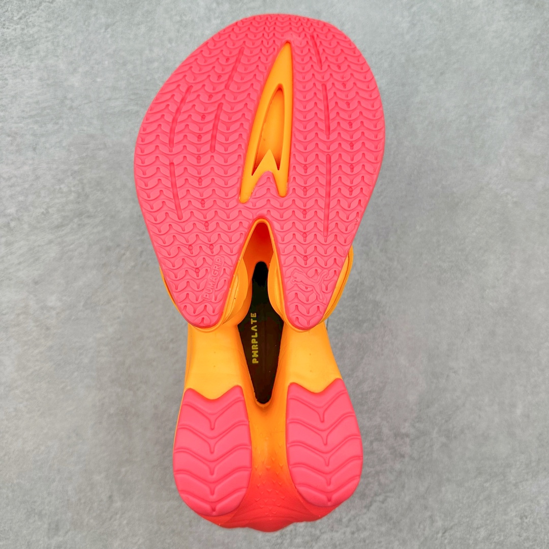 图片[9]-PUMA Fast-R Nitro Elite 彪马系带织物减震防滑耐磨碳板低帮跑步鞋 1、随着竞速跑鞋市场竞争愈发激烈，多数品牌都已经告别了材料和科技堆砌的阶段，进入到在已有科技基础上的精细研磨阶段，如何将新的材料和技术用更合理的工艺为跑鞋带来卓越性能和轻弹脚感成为主要趋势，经过一年的沉淀迭代，PUMA 最新一代比赛日竞速鞋 FAST-R 2 NITRO™ ELITE 正式发布。 2、昨日的蒸蒸日上迎新跑中，沙宇超和陈为芬二人上脚的正是这款鞋，这也是 Fast-R 2 在国内的首次亮相。 3、日本最负盛名的国民接力赛事箱根驿传 100 周年的比赛激战正酣，PUMA 为此也特意推出了 1000 双限量版配色 Fast-R 2 NITRO™ Elite Ekiden Rush。 4、跑野开箱的正是其中一双，箱根无弱旅，在今天的箱根驿传比赛中，参赛队伍立教大学（Rikkyo Univeristy）正是由 PUMA 赞助，这双箱根款鞋身外侧有明显的箱根 100 周年标志，鞋身内侧的接力襷带，则是与赛场上奔跑的立教大学队员们参赛服装的主题色紫色一致，这一设计也扣住了箱根驿传的精华，那就是年轻人最纯粹的极速奔跑以及在一根襷带上的母校荣耀。 5、整体外观方面，前后跟分离式的标志性设计得到延续，中间则是通过 PWRPLATE 碳板相互连接，但这一代碳板延伸面积扩展至脚趾外侧区域，增加了触地面积和区间，为跑动带来更好过渡并在离地时提供更强推动力。 6、厚度方面，Fast-R 2 鞋底厚度顶到了符合正式比赛规定的最大厚度（40 mm）限值，由此得到了缓震与回弹性能最大限度的提升。 7、中底方面，采用 PUMA 最顶级的 NITRO™ ELITE 氮气缓震科技，保证缓冲的基础上追求极致轻量化，与前代产品相比，Fast-R 2 能量存储增加 22%，能量回馈增加46%。 8、两个数值的大幅提升带来的脚感会截然不同，Fast-R 2 有着更轻盈且更经济的跑动反馈，用一个直观数据量化：对一位 230 的马拉松选手来说，这双鞋能节省 1 分 23 秒的完赛时间。 9、鞋面方面，采用新一代 ULTRAWEAVE 鞋面，比上一代鞋面材料轻 20%，内侧仍旧搭载 PWRTAPE 加强筋，确保跑动过程中的轻盈贴合与稳固支撑。 10、大底方面，PUMAGRIP 外底可以应对不同路面，水泥路、柏油路、湿滑地面都有出色的止滑和抓地性能。 11、穿上这双 Fast-R 2，在比赛日也能跑出美洲狮一样迅捷的步伐。 尺码：36 36.5 37.5 38 38.5 39 40 40.5 41 42 42.5 43 44 44.5 45-选品中心