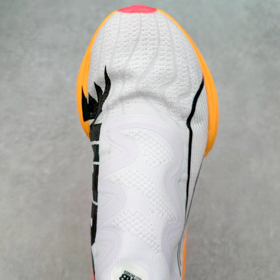 图片[4]-PUMA Fast-R Nitro Elite 彪马系带织物减震防滑耐磨碳板低帮跑步鞋 1、随着竞速跑鞋市场竞争愈发激烈，多数品牌都已经告别了材料和科技堆砌的阶段，进入到在已有科技基础上的精细研磨阶段，如何将新的材料和技术用更合理的工艺为跑鞋带来卓越性能和轻弹脚感成为主要趋势，经过一年的沉淀迭代，PUMA 最新一代比赛日竞速鞋 FAST-R 2 NITRO™ ELITE 正式发布。 2、昨日的蒸蒸日上迎新跑中，沙宇超和陈为芬二人上脚的正是这款鞋，这也是 Fast-R 2 在国内的首次亮相。 3、日本最负盛名的国民接力赛事箱根驿传 100 周年的比赛激战正酣，PUMA 为此也特意推出了 1000 双限量版配色 Fast-R 2 NITRO™ Elite Ekiden Rush。 4、跑野开箱的正是其中一双，箱根无弱旅，在今天的箱根驿传比赛中，参赛队伍立教大学（Rikkyo Univeristy）正是由 PUMA 赞助，这双箱根款鞋身外侧有明显的箱根 100 周年标志，鞋身内侧的接力襷带，则是与赛场上奔跑的立教大学队员们参赛服装的主题色紫色一致，这一设计也扣住了箱根驿传的精华，那就是年轻人最纯粹的极速奔跑以及在一根襷带上的母校荣耀。 5、整体外观方面，前后跟分离式的标志性设计得到延续，中间则是通过 PWRPLATE 碳板相互连接，但这一代碳板延伸面积扩展至脚趾外侧区域，增加了触地面积和区间，为跑动带来更好过渡并在离地时提供更强推动力。 6、厚度方面，Fast-R 2 鞋底厚度顶到了符合正式比赛规定的最大厚度（40 mm）限值，由此得到了缓震与回弹性能最大限度的提升。 7、中底方面，采用 PUMA 最顶级的 NITRO™ ELITE 氮气缓震科技，保证缓冲的基础上追求极致轻量化，与前代产品相比，Fast-R 2 能量存储增加 22%，能量回馈增加46%。 8、两个数值的大幅提升带来的脚感会截然不同，Fast-R 2 有着更轻盈且更经济的跑动反馈，用一个直观数据量化：对一位 230 的马拉松选手来说，这双鞋能节省 1 分 23 秒的完赛时间。 9、鞋面方面，采用新一代 ULTRAWEAVE 鞋面，比上一代鞋面材料轻 20%，内侧仍旧搭载 PWRTAPE 加强筋，确保跑动过程中的轻盈贴合与稳固支撑。 10、大底方面，PUMAGRIP 外底可以应对不同路面，水泥路、柏油路、湿滑地面都有出色的止滑和抓地性能。 11、穿上这双 Fast-R 2，在比赛日也能跑出美洲狮一样迅捷的步伐。 尺码：36 36.5 37.5 38 38.5 39 40 40.5 41 42 42.5 43 44 44.5 45-选品中心