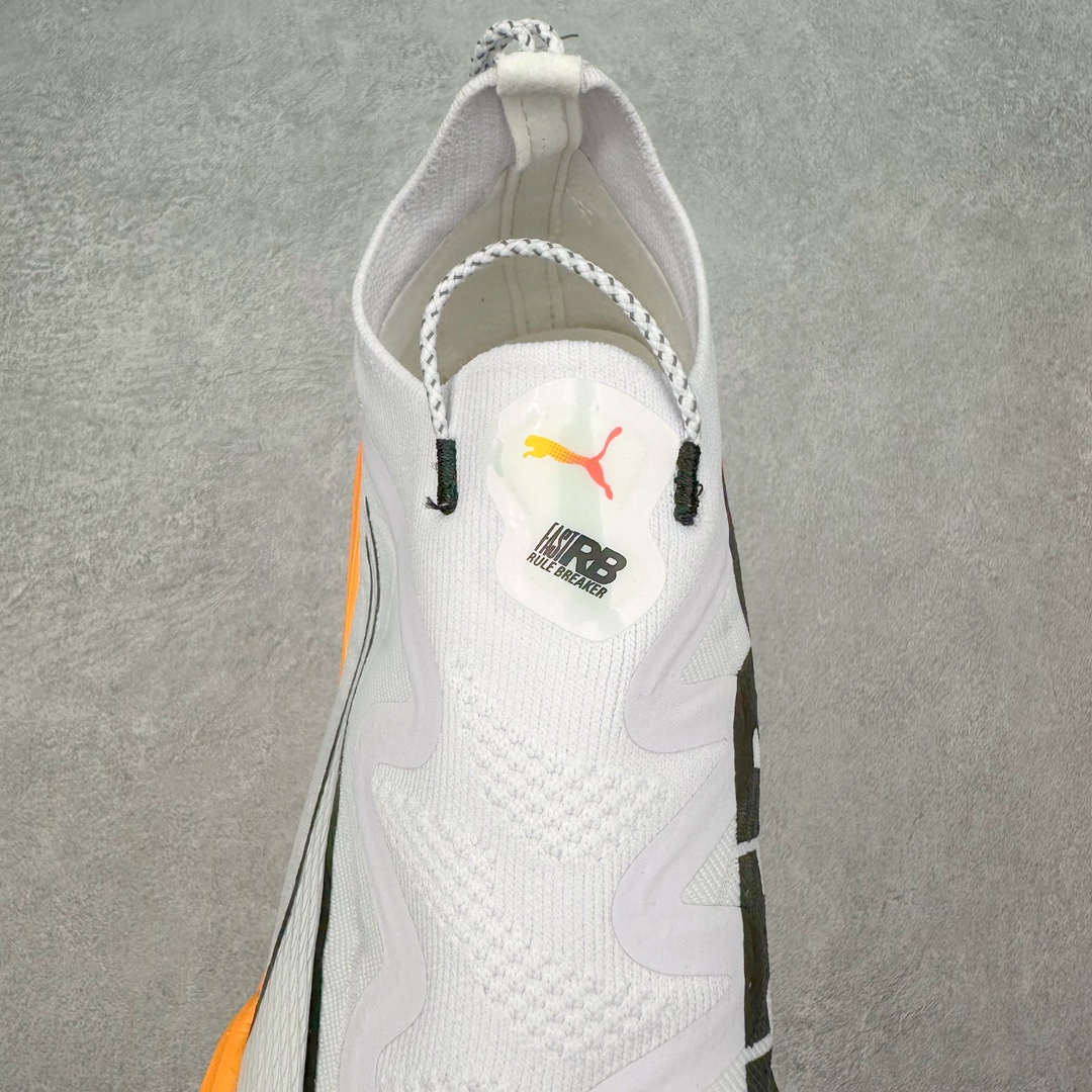 图片[5]-PUMA Fast-R Nitro Elite 彪马系带织物减震防滑耐磨碳板低帮跑步鞋 1、随着竞速跑鞋市场竞争愈发激烈，多数品牌都已经告别了材料和科技堆砌的阶段，进入到在已有科技基础上的精细研磨阶段，如何将新的材料和技术用更合理的工艺为跑鞋带来卓越性能和轻弹脚感成为主要趋势，经过一年的沉淀迭代，PUMA 最新一代比赛日竞速鞋 FAST-R 2 NITRO™ ELITE 正式发布。 2、昨日的蒸蒸日上迎新跑中，沙宇超和陈为芬二人上脚的正是这款鞋，这也是 Fast-R 2 在国内的首次亮相。 3、日本最负盛名的国民接力赛事箱根驿传 100 周年的比赛激战正酣，PUMA 为此也特意推出了 1000 双限量版配色 Fast-R 2 NITRO™ Elite Ekiden Rush。 4、跑野开箱的正是其中一双，箱根无弱旅，在今天的箱根驿传比赛中，参赛队伍立教大学（Rikkyo Univeristy）正是由 PUMA 赞助，这双箱根款鞋身外侧有明显的箱根 100 周年标志，鞋身内侧的接力襷带，则是与赛场上奔跑的立教大学队员们参赛服装的主题色紫色一致，这一设计也扣住了箱根驿传的精华，那就是年轻人最纯粹的极速奔跑以及在一根襷带上的母校荣耀。 5、整体外观方面，前后跟分离式的标志性设计得到延续，中间则是通过 PWRPLATE 碳板相互连接，但这一代碳板延伸面积扩展至脚趾外侧区域，增加了触地面积和区间，为跑动带来更好过渡并在离地时提供更强推动力。 6、厚度方面，Fast-R 2 鞋底厚度顶到了符合正式比赛规定的最大厚度（40 mm）限值，由此得到了缓震与回弹性能最大限度的提升。 7、中底方面，采用 PUMA 最顶级的 NITRO™ ELITE 氮气缓震科技，保证缓冲的基础上追求极致轻量化，与前代产品相比，Fast-R 2 能量存储增加 22%，能量回馈增加46%。 8、两个数值的大幅提升带来的脚感会截然不同，Fast-R 2 有着更轻盈且更经济的跑动反馈，用一个直观数据量化：对一位 230 的马拉松选手来说，这双鞋能节省 1 分 23 秒的完赛时间。 9、鞋面方面，采用新一代 ULTRAWEAVE 鞋面，比上一代鞋面材料轻 20%，内侧仍旧搭载 PWRTAPE 加强筋，确保跑动过程中的轻盈贴合与稳固支撑。 10、大底方面，PUMAGRIP 外底可以应对不同路面，水泥路、柏油路、湿滑地面都有出色的止滑和抓地性能。 11、穿上这双 Fast-R 2，在比赛日也能跑出美洲狮一样迅捷的步伐。 尺码：36 36.5 37.5 38 38.5 39 40 40.5 41 42 42.5 43 44 44.5 45-选品中心