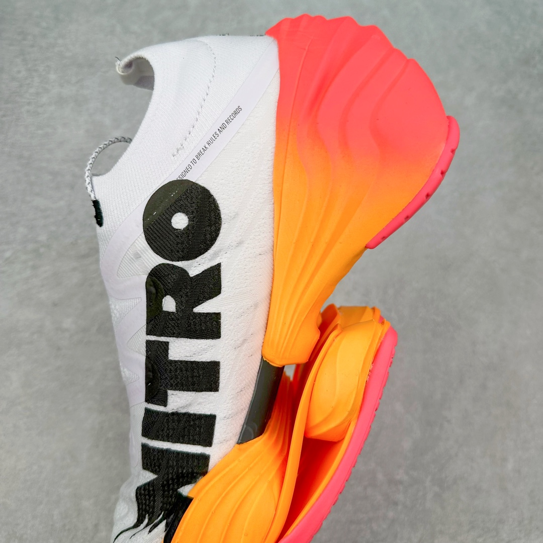 图片[7]-PUMA Fast-R Nitro Elite 彪马系带织物减震防滑耐磨碳板低帮跑步鞋 1、随着竞速跑鞋市场竞争愈发激烈，多数品牌都已经告别了材料和科技堆砌的阶段，进入到在已有科技基础上的精细研磨阶段，如何将新的材料和技术用更合理的工艺为跑鞋带来卓越性能和轻弹脚感成为主要趋势，经过一年的沉淀迭代，PUMA 最新一代比赛日竞速鞋 FAST-R 2 NITRO™ ELITE 正式发布。 2、昨日的蒸蒸日上迎新跑中，沙宇超和陈为芬二人上脚的正是这款鞋，这也是 Fast-R 2 在国内的首次亮相。 3、日本最负盛名的国民接力赛事箱根驿传 100 周年的比赛激战正酣，PUMA 为此也特意推出了 1000 双限量版配色 Fast-R 2 NITRO™ Elite Ekiden Rush。 4、跑野开箱的正是其中一双，箱根无弱旅，在今天的箱根驿传比赛中，参赛队伍立教大学（Rikkyo Univeristy）正是由 PUMA 赞助，这双箱根款鞋身外侧有明显的箱根 100 周年标志，鞋身内侧的接力襷带，则是与赛场上奔跑的立教大学队员们参赛服装的主题色紫色一致，这一设计也扣住了箱根驿传的精华，那就是年轻人最纯粹的极速奔跑以及在一根襷带上的母校荣耀。 5、整体外观方面，前后跟分离式的标志性设计得到延续，中间则是通过 PWRPLATE 碳板相互连接，但这一代碳板延伸面积扩展至脚趾外侧区域，增加了触地面积和区间，为跑动带来更好过渡并在离地时提供更强推动力。 6、厚度方面，Fast-R 2 鞋底厚度顶到了符合正式比赛规定的最大厚度（40 mm）限值，由此得到了缓震与回弹性能最大限度的提升。 7、中底方面，采用 PUMA 最顶级的 NITRO™ ELITE 氮气缓震科技，保证缓冲的基础上追求极致轻量化，与前代产品相比，Fast-R 2 能量存储增加 22%，能量回馈增加46%。 8、两个数值的大幅提升带来的脚感会截然不同，Fast-R 2 有着更轻盈且更经济的跑动反馈，用一个直观数据量化：对一位 230 的马拉松选手来说，这双鞋能节省 1 分 23 秒的完赛时间。 9、鞋面方面，采用新一代 ULTRAWEAVE 鞋面，比上一代鞋面材料轻 20%，内侧仍旧搭载 PWRTAPE 加强筋，确保跑动过程中的轻盈贴合与稳固支撑。 10、大底方面，PUMAGRIP 外底可以应对不同路面，水泥路、柏油路、湿滑地面都有出色的止滑和抓地性能。 11、穿上这双 Fast-R 2，在比赛日也能跑出美洲狮一样迅捷的步伐。 尺码：36 36.5 37.5 38 38.5 39 40 40.5 41 42 42.5 43 44 44.5 45-选品中心