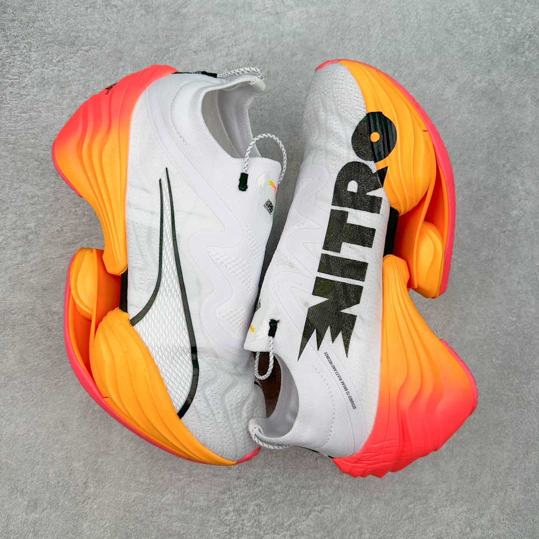 图片[3]-PUMA Fast-R Nitro Elite 彪马系带织物减震防滑耐磨碳板低帮跑步鞋 1、随着竞速跑鞋市场竞争愈发激烈，多数品牌都已经告别了材料和科技堆砌的阶段，进入到在已有科技基础上的精细研磨阶段，如何将新的材料和技术用更合理的工艺为跑鞋带来卓越性能和轻弹脚感成为主要趋势，经过一年的沉淀迭代，PUMA 最新一代比赛日竞速鞋 FAST-R 2 NITRO™ ELITE 正式发布。 2、昨日的蒸蒸日上迎新跑中，沙宇超和陈为芬二人上脚的正是这款鞋，这也是 Fast-R 2 在国内的首次亮相。 3、日本最负盛名的国民接力赛事箱根驿传 100 周年的比赛激战正酣，PUMA 为此也特意推出了 1000 双限量版配色 Fast-R 2 NITRO™ Elite Ekiden Rush。 4、跑野开箱的正是其中一双，箱根无弱旅，在今天的箱根驿传比赛中，参赛队伍立教大学（Rikkyo Univeristy）正是由 PUMA 赞助，这双箱根款鞋身外侧有明显的箱根 100 周年标志，鞋身内侧的接力襷带，则是与赛场上奔跑的立教大学队员们参赛服装的主题色紫色一致，这一设计也扣住了箱根驿传的精华，那就是年轻人最纯粹的极速奔跑以及在一根襷带上的母校荣耀。 5、整体外观方面，前后跟分离式的标志性设计得到延续，中间则是通过 PWRPLATE 碳板相互连接，但这一代碳板延伸面积扩展至脚趾外侧区域，增加了触地面积和区间，为跑动带来更好过渡并在离地时提供更强推动力。 6、厚度方面，Fast-R 2 鞋底厚度顶到了符合正式比赛规定的最大厚度（40 mm）限值，由此得到了缓震与回弹性能最大限度的提升。 7、中底方面，采用 PUMA 最顶级的 NITRO™ ELITE 氮气缓震科技，保证缓冲的基础上追求极致轻量化，与前代产品相比，Fast-R 2 能量存储增加 22%，能量回馈增加46%。 8、两个数值的大幅提升带来的脚感会截然不同，Fast-R 2 有着更轻盈且更经济的跑动反馈，用一个直观数据量化：对一位 230 的马拉松选手来说，这双鞋能节省 1 分 23 秒的完赛时间。 9、鞋面方面，采用新一代 ULTRAWEAVE 鞋面，比上一代鞋面材料轻 20%，内侧仍旧搭载 PWRTAPE 加强筋，确保跑动过程中的轻盈贴合与稳固支撑。 10、大底方面，PUMAGRIP 外底可以应对不同路面，水泥路、柏油路、湿滑地面都有出色的止滑和抓地性能。 11、穿上这双 Fast-R 2，在比赛日也能跑出美洲狮一样迅捷的步伐。 尺码：36 36.5 37.5 38 38.5 39 40 40.5 41 42 42.5 43 44 44.5 45-选品中心
