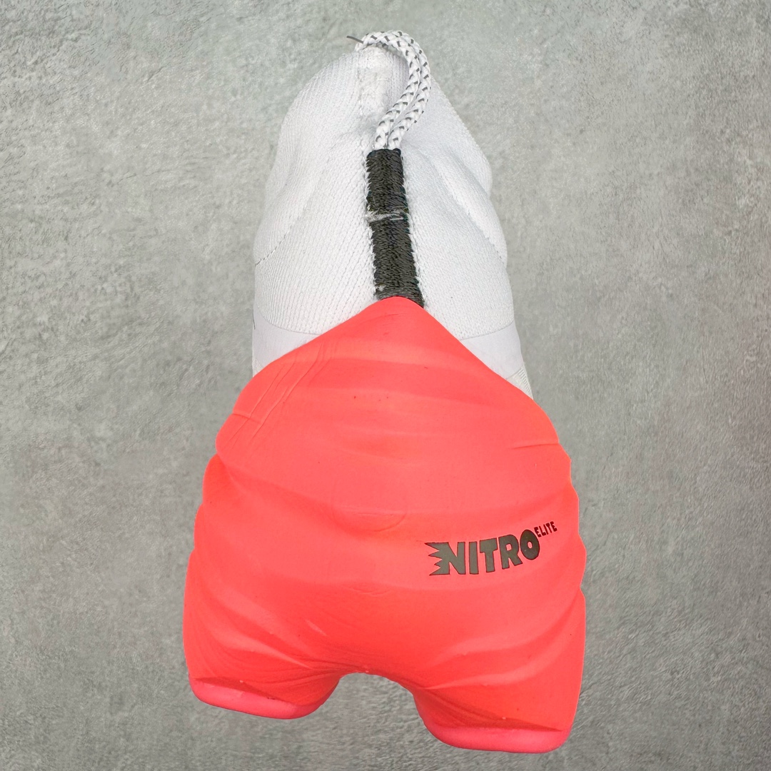 图片[8]-PUMA Fast-R Nitro Elite 彪马系带织物减震防滑耐磨碳板低帮跑步鞋 1、随着竞速跑鞋市场竞争愈发激烈，多数品牌都已经告别了材料和科技堆砌的阶段，进入到在已有科技基础上的精细研磨阶段，如何将新的材料和技术用更合理的工艺为跑鞋带来卓越性能和轻弹脚感成为主要趋势，经过一年的沉淀迭代，PUMA 最新一代比赛日竞速鞋 FAST-R 2 NITRO™ ELITE 正式发布。 2、昨日的蒸蒸日上迎新跑中，沙宇超和陈为芬二人上脚的正是这款鞋，这也是 Fast-R 2 在国内的首次亮相。 3、日本最负盛名的国民接力赛事箱根驿传 100 周年的比赛激战正酣，PUMA 为此也特意推出了 1000 双限量版配色 Fast-R 2 NITRO™ Elite Ekiden Rush。 4、跑野开箱的正是其中一双，箱根无弱旅，在今天的箱根驿传比赛中，参赛队伍立教大学（Rikkyo Univeristy）正是由 PUMA 赞助，这双箱根款鞋身外侧有明显的箱根 100 周年标志，鞋身内侧的接力襷带，则是与赛场上奔跑的立教大学队员们参赛服装的主题色紫色一致，这一设计也扣住了箱根驿传的精华，那就是年轻人最纯粹的极速奔跑以及在一根襷带上的母校荣耀。 5、整体外观方面，前后跟分离式的标志性设计得到延续，中间则是通过 PWRPLATE 碳板相互连接，但这一代碳板延伸面积扩展至脚趾外侧区域，增加了触地面积和区间，为跑动带来更好过渡并在离地时提供更强推动力。 6、厚度方面，Fast-R 2 鞋底厚度顶到了符合正式比赛规定的最大厚度（40 mm）限值，由此得到了缓震与回弹性能最大限度的提升。 7、中底方面，采用 PUMA 最顶级的 NITRO™ ELITE 氮气缓震科技，保证缓冲的基础上追求极致轻量化，与前代产品相比，Fast-R 2 能量存储增加 22%，能量回馈增加46%。 8、两个数值的大幅提升带来的脚感会截然不同，Fast-R 2 有着更轻盈且更经济的跑动反馈，用一个直观数据量化：对一位 230 的马拉松选手来说，这双鞋能节省 1 分 23 秒的完赛时间。 9、鞋面方面，采用新一代 ULTRAWEAVE 鞋面，比上一代鞋面材料轻 20%，内侧仍旧搭载 PWRTAPE 加强筋，确保跑动过程中的轻盈贴合与稳固支撑。 10、大底方面，PUMAGRIP 外底可以应对不同路面，水泥路、柏油路、湿滑地面都有出色的止滑和抓地性能。 11、穿上这双 Fast-R 2，在比赛日也能跑出美洲狮一样迅捷的步伐。 尺码：36 36.5 37.5 38 38.5 39 40 40.5 41 42 42.5 43 44 44.5 45-选品中心