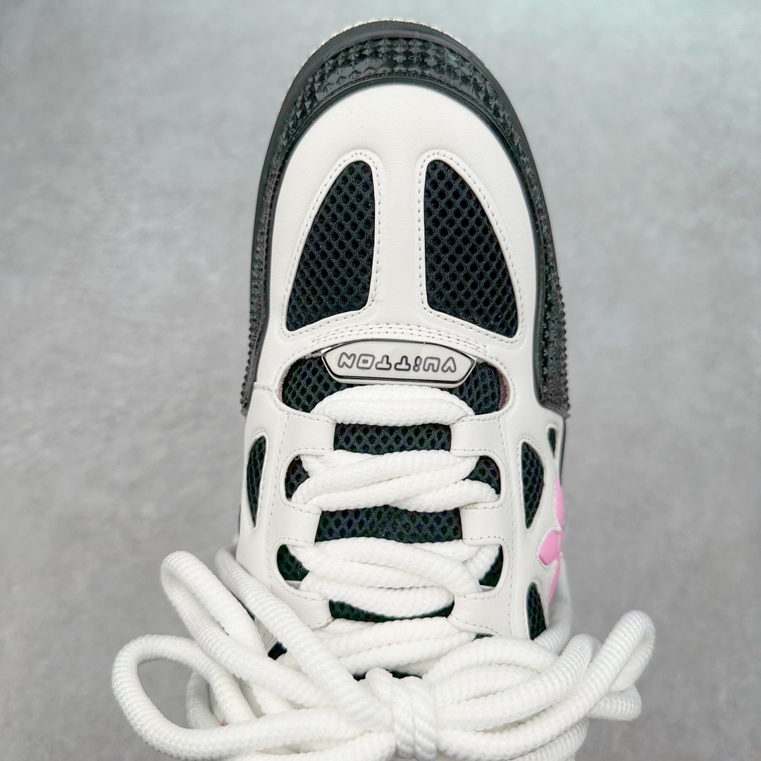 图片[4]-LOUIS VUITTON Skate lv小牛皮超大花朵印花低帮板鞋 市场所有版本中综合最强的货品 GD实力大厂出品 全网最全配色更新最快 最成熟的做工稳定的品控 完美鞋型超高的清洁度 零毛边线头瑕疵 全套原楦原纸版原鞋开模 全网最具灵魂的版型 正确原装黄色鞋盒 正确中底印花 鞋面印花3D高频深度立体 全鞋电脑针车 紧密相连 针距密度一致 环保乳胶注塑鞋垫 厚度脚感还原原版 皮面裁剪部位 统一油边封口工艺 原装橡胶大底含胶量大底组合零偏差 专柜全套包装 防尘袋 说明书 质保卡 男女鞋 尺码：35 36 37 38 39 40 41 42 43 44 45-选品中心