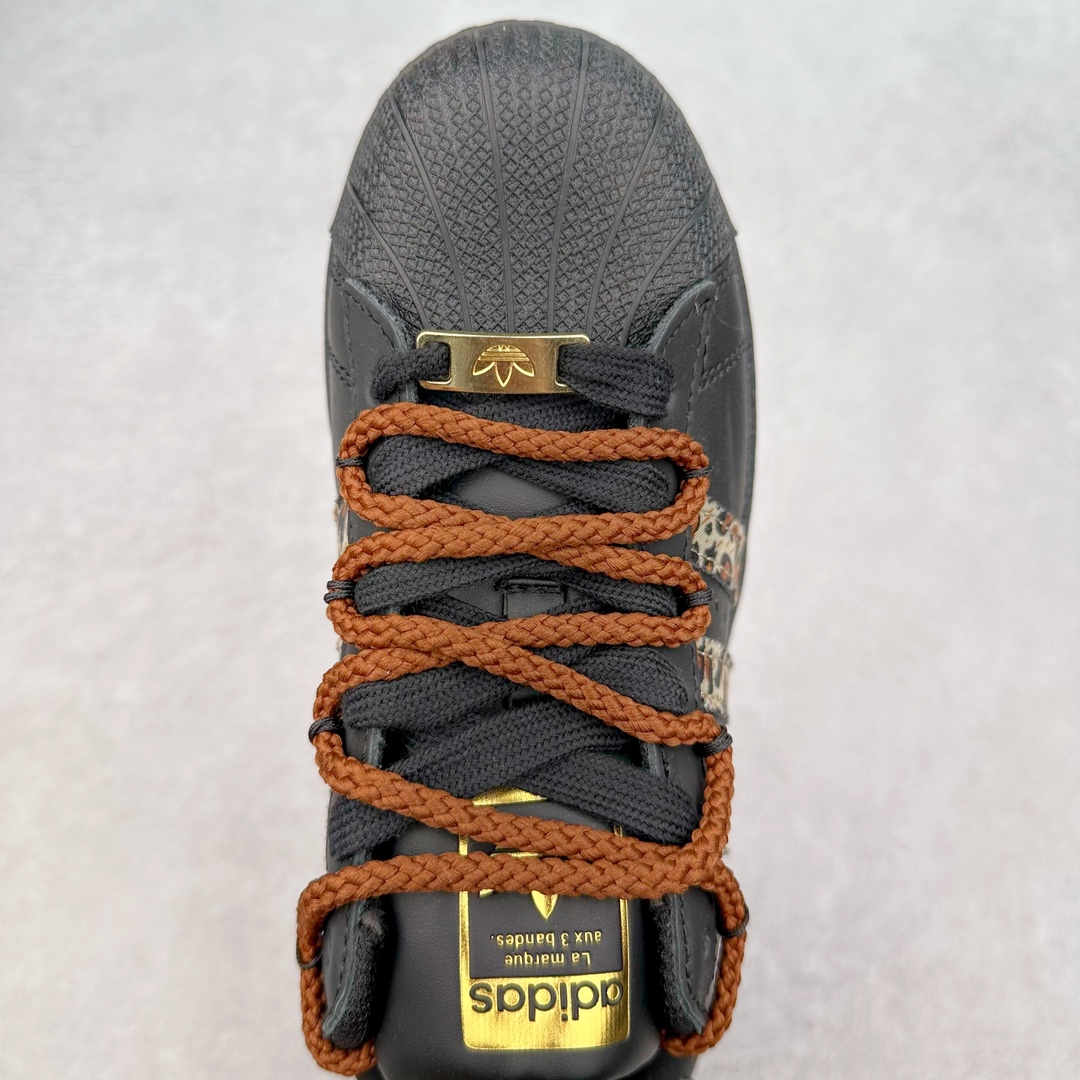 图片[4]-AD Originals Superstar 经典复古贝壳头板鞋 EG4959 诞生于1969年 是第一双将全皮面鞋 身与橡胶鞋头结合在一起的低帮篮球鞋 Superstar最开始 是作为高帮篮球鞋Pro Model的低帮版本而出现的 但因为其独特和醒目的橡胶鞋头造型而让大家熟知 被大家形象地称为\\\”shelltoe\\\”贝壳头 在70年代的美国职业篮球场上 接近3/4的NBA球员都将这双Superstar作为场上用鞋 80年代之后 经过不断的改良和发展 Superstar逐渐成为横跨时装、音乐、街头文化、休闲和运动等各大领域的时尚潮鞋 尺码：36 36.5 37 38 38.5 39 40 40.5 41 42 42.5 43 44 44.5 45-选品中心