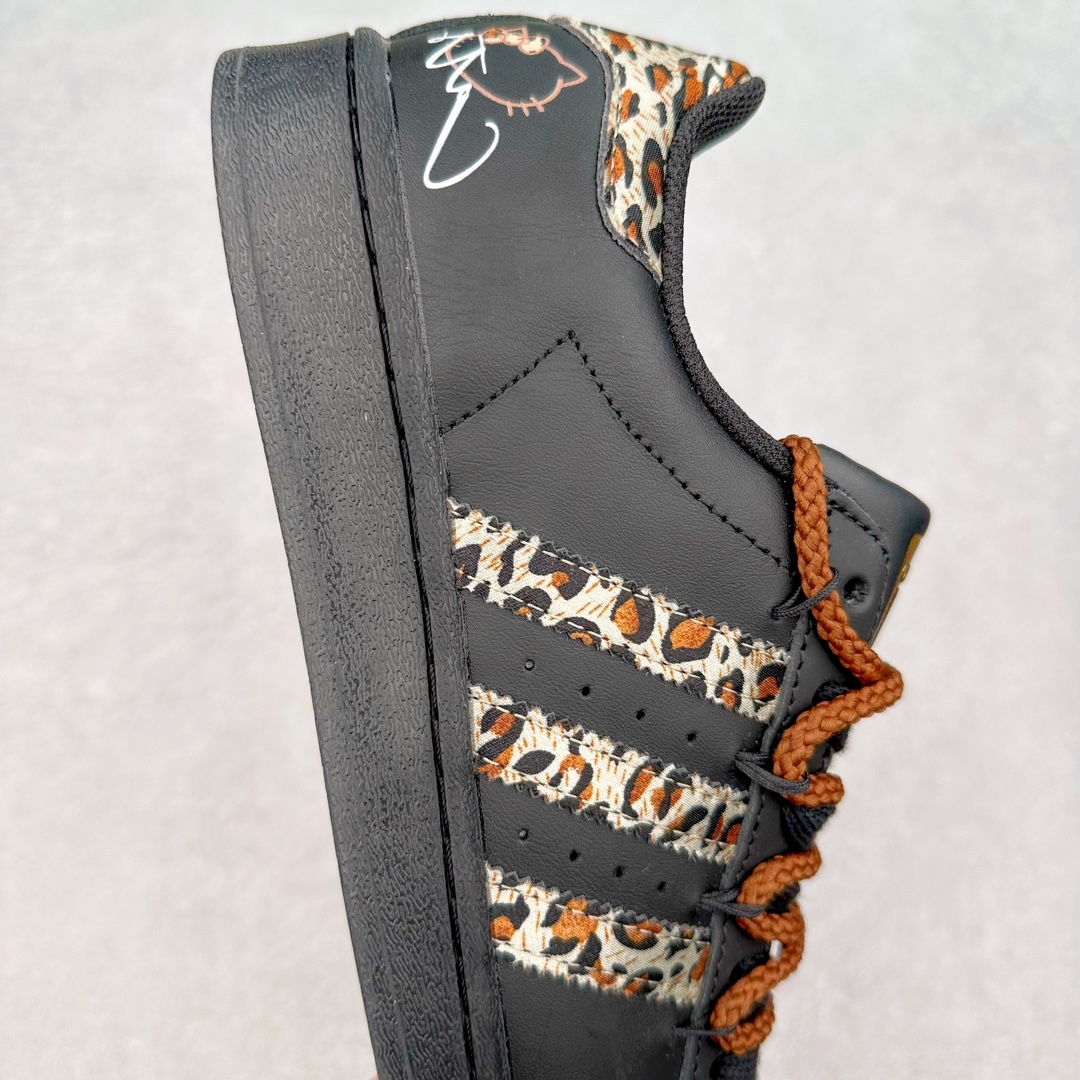 图片[6]-AD Originals Superstar 经典复古贝壳头板鞋 EG4959 诞生于1969年 是第一双将全皮面鞋 身与橡胶鞋头结合在一起的低帮篮球鞋 Superstar最开始 是作为高帮篮球鞋Pro Model的低帮版本而出现的 但因为其独特和醒目的橡胶鞋头造型而让大家熟知 被大家形象地称为\\\”shelltoe\\\”贝壳头 在70年代的美国职业篮球场上 接近3/4的NBA球员都将这双Superstar作为场上用鞋 80年代之后 经过不断的改良和发展 Superstar逐渐成为横跨时装、音乐、街头文化、休闲和运动等各大领域的时尚潮鞋 尺码：36 36.5 37 38 38.5 39 40 40.5 41 42 42.5 43 44 44.5 45-选品中心