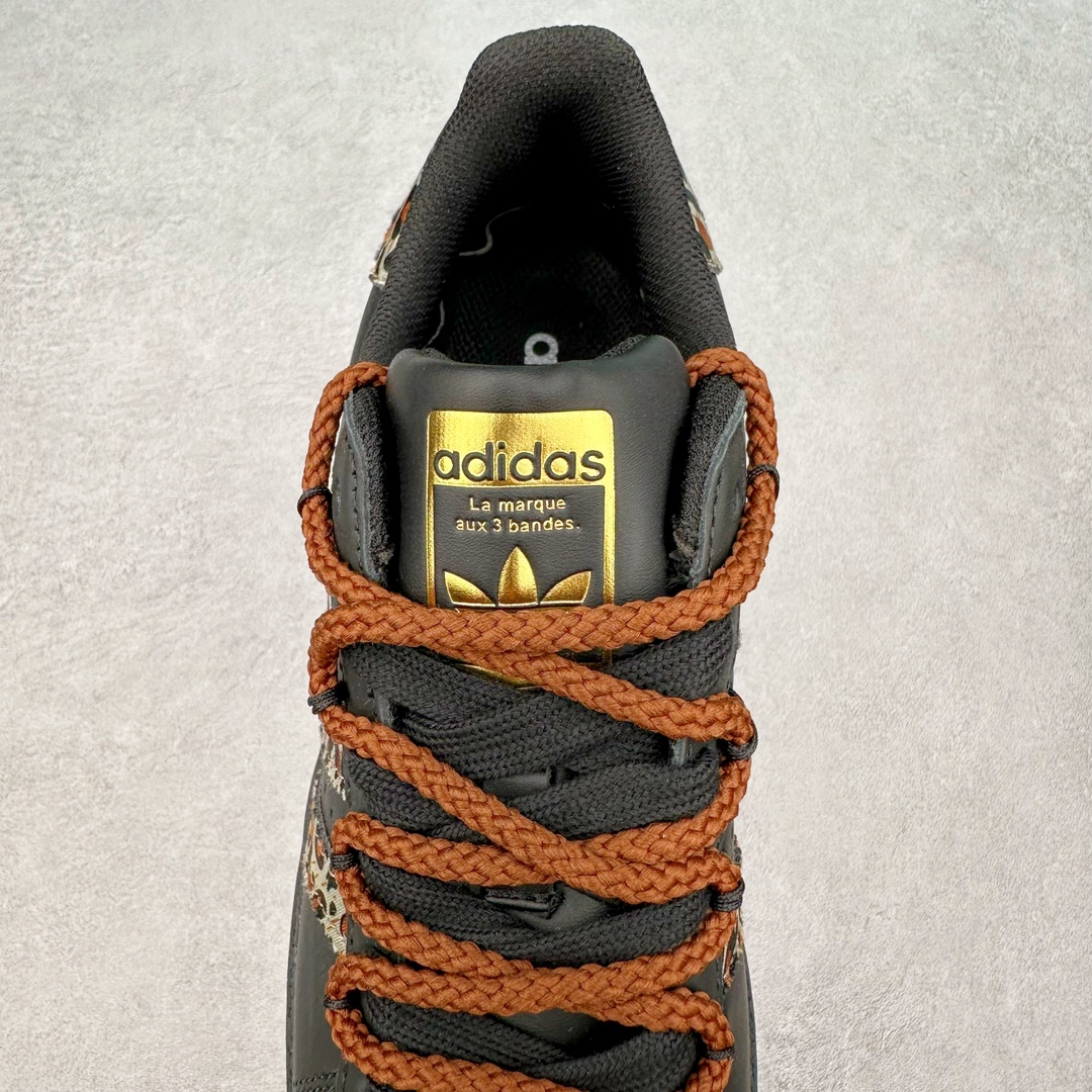 图片[5]-AD Originals Superstar 经典复古贝壳头板鞋 EG4959 诞生于1969年 是第一双将全皮面鞋 身与橡胶鞋头结合在一起的低帮篮球鞋 Superstar最开始 是作为高帮篮球鞋Pro Model的低帮版本而出现的 但因为其独特和醒目的橡胶鞋头造型而让大家熟知 被大家形象地称为\\\”shelltoe\\\”贝壳头 在70年代的美国职业篮球场上 接近3/4的NBA球员都将这双Superstar作为场上用鞋 80年代之后 经过不断的改良和发展 Superstar逐渐成为横跨时装、音乐、街头文化、休闲和运动等各大领域的时尚潮鞋 尺码：36 36.5 37 38 38.5 39 40 40.5 41 42 42.5 43 44 44.5 45-选品中心