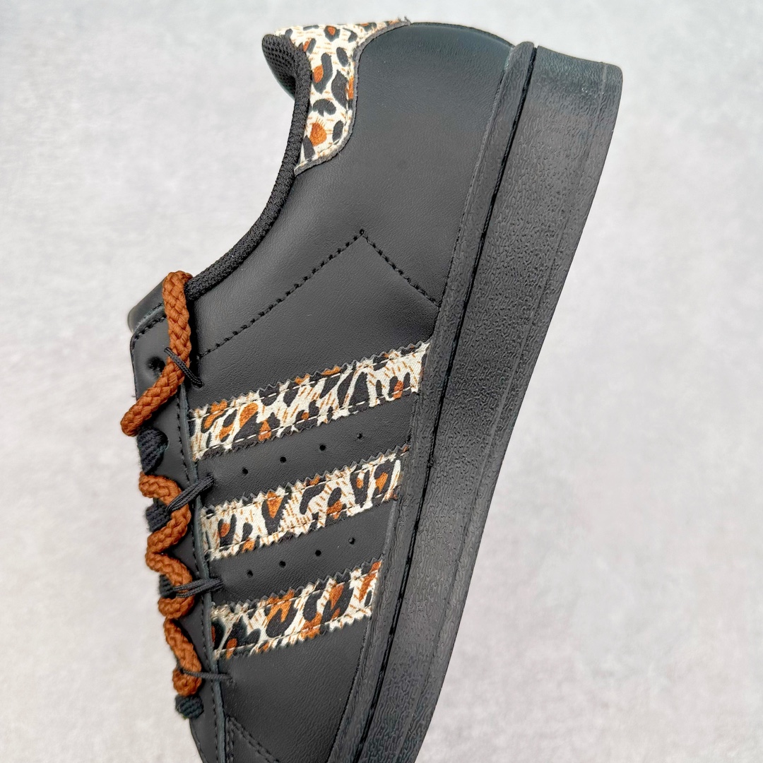 图片[7]-AD Originals Superstar 经典复古贝壳头板鞋 EG4959 诞生于1969年 是第一双将全皮面鞋 身与橡胶鞋头结合在一起的低帮篮球鞋 Superstar最开始 是作为高帮篮球鞋Pro Model的低帮版本而出现的 但因为其独特和醒目的橡胶鞋头造型而让大家熟知 被大家形象地称为\\\”shelltoe\\\”贝壳头 在70年代的美国职业篮球场上 接近3/4的NBA球员都将这双Superstar作为场上用鞋 80年代之后 经过不断的改良和发展 Superstar逐渐成为横跨时装、音乐、街头文化、休闲和运动等各大领域的时尚潮鞋 尺码：36 36.5 37 38 38.5 39 40 40.5 41 42 42.5 43 44 44.5 45-选品中心