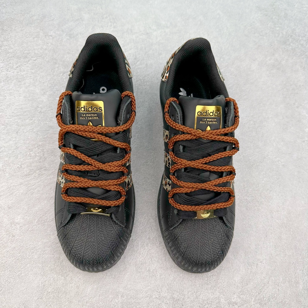 图片[2]-AD Originals Superstar 经典复古贝壳头板鞋 EG4959 诞生于1969年 是第一双将全皮面鞋 身与橡胶鞋头结合在一起的低帮篮球鞋 Superstar最开始 是作为高帮篮球鞋Pro Model的低帮版本而出现的 但因为其独特和醒目的橡胶鞋头造型而让大家熟知 被大家形象地称为\\\”shelltoe\\\”贝壳头 在70年代的美国职业篮球场上 接近3/4的NBA球员都将这双Superstar作为场上用鞋 80年代之后 经过不断的改良和发展 Superstar逐渐成为横跨时装、音乐、街头文化、休闲和运动等各大领域的时尚潮鞋 尺码：36 36.5 37 38 38.5 39 40 40.5 41 42 42.5 43 44 44.5 45-选品中心