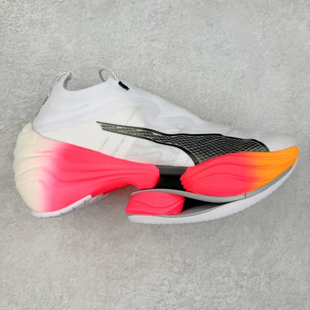PUMA Fast-R Nitro Elite 彪马系带织物减震防滑耐磨碳板低帮跑步鞋 1、随着竞速跑鞋市场竞争愈发激烈，多数品牌都已经告别了材料和科技堆砌的阶段，进入到在已有科技基础上的精细研磨阶段，如何将新的材料和技术用更合理的工艺为跑鞋带来卓越性能和轻弹脚感成为主要趋势，经过一年的沉淀迭代，PUMA 最新一代比赛日竞速鞋 FAST-R 2 NITRO™ ELITE 正式发布。 2、昨日的蒸蒸日上迎新跑中，沙宇超和陈为芬二人上脚的正是这款鞋，这也是 Fast-R 2 在国内的首次亮相。 3、日本最负盛名的国民接力赛事箱根驿传 100 周年的比赛激战正酣，PUMA 为此也特意推出了 1000 双限量版配色 Fast-R 2 NITRO™ Elite Ekiden Rush。 4、跑野开箱的正是其中一双，箱根无弱旅，在今天的箱根驿传比赛中，参赛队伍立教大学（Rikkyo Univeristy）正是由 PUMA 赞助，这双箱根款鞋身外侧有明显的箱根 100 周年标志，鞋身内侧的接力襷带，则是与赛场上奔跑的立教大学队员们参赛服装的主题色紫色一致，这一设计也扣住了箱根驿传的精华，那就是年轻人最纯粹的极速奔跑以及在一根襷带上的母校荣耀。 5、整体外观方面，前后跟分离式的标志性设计得到延续，中间则是通过 PWRPLATE 碳板相互连接，但这一代碳板延伸面积扩展至脚趾外侧区域，增加了触地面积和区间，为跑动带来更好过渡并在离地时提供更强推动力。 6、厚度方面，Fast-R 2 鞋底厚度顶到了符合正式比赛规定的最大厚度（40 mm）限值，由此得到了缓震与回弹性能最大限度的提升。 7、中底方面，采用 PUMA 最顶级的 NITRO™ ELITE 氮气缓震科技，保证缓冲的基础上追求极致轻量化，与前代产品相比，Fast-R 2 能量存储增加 22%，能量回馈增加46%。 8、两个数值的大幅提升带来的脚感会截然不同，Fast-R 2 有着更轻盈且更经济的跑动反馈，用一个直观数据量化：对一位 230 的马拉松选手来说，这双鞋能节省 1 分 23 秒的完赛时间。 9、鞋面方面，采用新一代 ULTRAWEAVE 鞋面，比上一代鞋面材料轻 20%，内侧仍旧搭载 PWRTAPE 加强筋，确保跑动过程中的轻盈贴合与稳固支撑。 10、大底方面，PUMAGRIP 外底可以应对不同路面，水泥路、柏油路、湿滑地面都有出色的止滑和抓地性能。 11、穿上这双 Fast-R 2，在比赛日也能跑出美洲狮一样迅捷的步伐。 尺码：36 36.5 37.5 38 38.5 39 40 40.5 41 42 42.5 43 44 44.5 45-选品中心