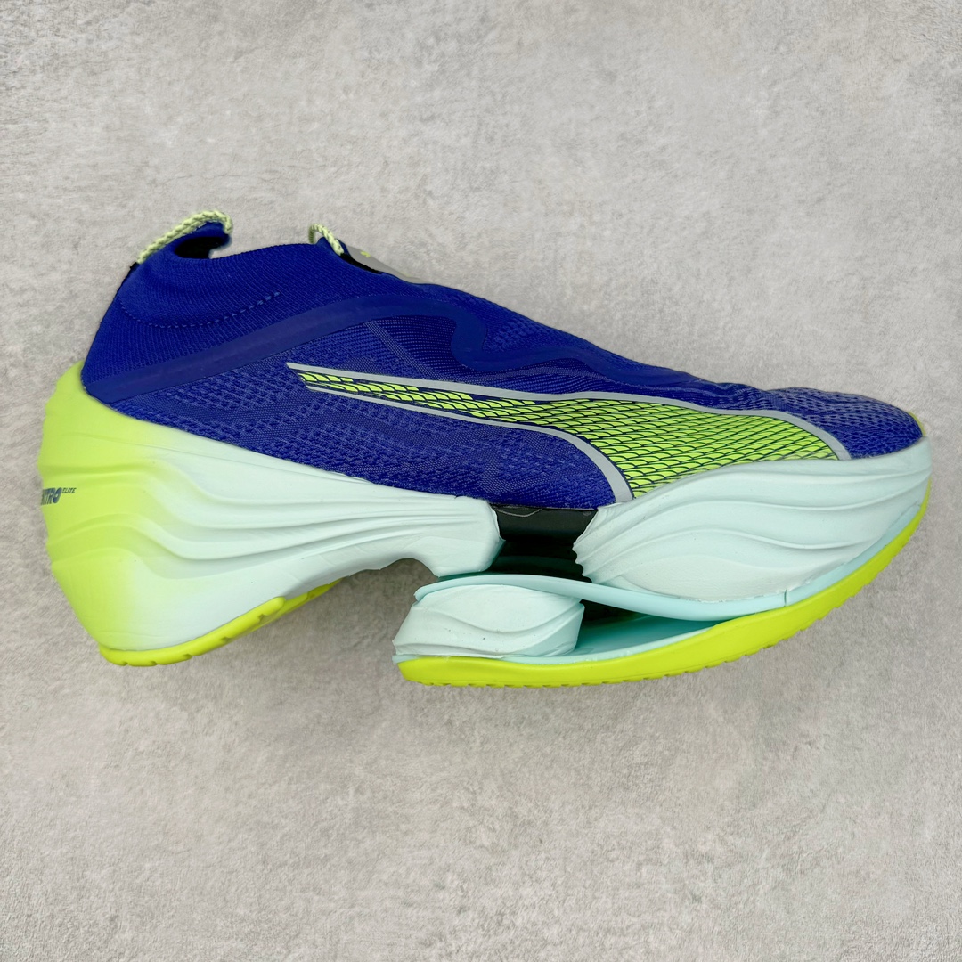 PUMA Fast-R Nitro Elite 彪马系带织物减震防滑耐磨碳板低帮跑步鞋 1、随着竞速跑鞋市场竞争愈发激烈，多数品牌都已经告别了材料和科技堆砌的阶段，进入到在已有科技基础上的精细研磨阶段，如何将新的材料和技术用更合理的工艺为跑鞋带来卓越性能和轻弹脚感成为主要趋势，经过一年的沉淀迭代，PUMA 最新一代比赛日竞速鞋 FAST-R 2 NITRO™ ELITE 正式发布。 2、昨日的蒸蒸日上迎新跑中，沙宇超和陈为芬二人上脚的正是这款鞋，这也是 Fast-R 2 在国内的首次亮相。 3、日本最负盛名的国民接力赛事箱根驿传 100 周年的比赛激战正酣，PUMA 为此也特意推出了 1000 双限量版配色 Fast-R 2 NITRO™ Elite Ekiden Rush。 4、跑野开箱的正是其中一双，箱根无弱旅，在今天的箱根驿传比赛中，参赛队伍立教大学（Rikkyo Univeristy）正是由 PUMA 赞助，这双箱根款鞋身外侧有明显的箱根 100 周年标志，鞋身内侧的接力襷带，则是与赛场上奔跑的立教大学队员们参赛服装的主题色紫色一致，这一设计也扣住了箱根驿传的精华，那就是年轻人最纯粹的极速奔跑以及在一根襷带上的母校荣耀。 5、整体外观方面，前后跟分离式的标志性设计得到延续，中间则是通过 PWRPLATE 碳板相互连接，但这一代碳板延伸面积扩展至脚趾外侧区域，增加了触地面积和区间，为跑动带来更好过渡并在离地时提供更强推动力。 6、厚度方面，Fast-R 2 鞋底厚度顶到了符合正式比赛规定的最大厚度（40 mm）限值，由此得到了缓震与回弹性能最大限度的提升。 7、中底方面，采用 PUMA 最顶级的 NITRO™ ELITE 氮气缓震科技，保证缓冲的基础上追求极致轻量化，与前代产品相比，Fast-R 2 能量存储增加 22%，能量回馈增加46%。 8、两个数值的大幅提升带来的脚感会截然不同，Fast-R 2 有着更轻盈且更经济的跑动反馈，用一个直观数据量化：对一位 230 的马拉松选手来说，这双鞋能节省 1 分 23 秒的完赛时间。 9、鞋面方面，采用新一代 ULTRAWEAVE 鞋面，比上一代鞋面材料轻 20%，内侧仍旧搭载 PWRTAPE 加强筋，确保跑动过程中的轻盈贴合与稳固支撑。 10、大底方面，PUMAGRIP 外底可以应对不同路面，水泥路、柏油路、湿滑地面都有出色的止滑和抓地性能。 11、穿上这双 Fast-R 2，在比赛日也能跑出美洲狮一样迅捷的步伐。 尺码：36 36.5 37.5 38 38.5 39 40 40.5 41 42 42.5 43 44 44.5 45-选品中心