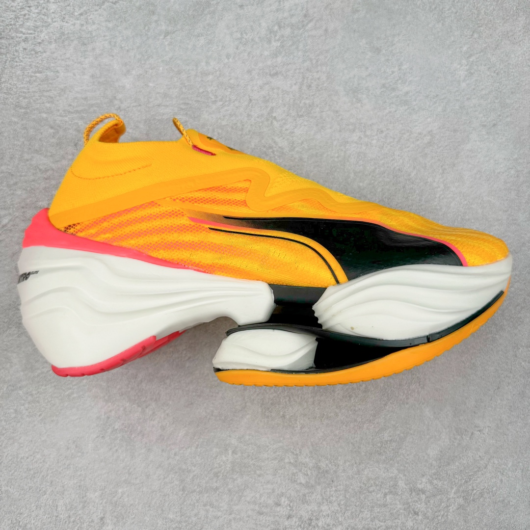 PUMA Fast-R Nitro Elite 彪马系带织物减震防滑耐磨碳板低帮跑步鞋 1、随着竞速跑鞋市场竞争愈发激烈，多数品牌都已经告别了材料和科技堆砌的阶段，进入到在已有科技基础上的精细研磨阶段，如何将新的材料和技术用更合理的工艺为跑鞋带来卓越性能和轻弹脚感成为主要趋势，经过一年的沉淀迭代，PUMA 最新一代比赛日竞速鞋 FAST-R 2 NITRO™ ELITE 正式发布。 2、昨日的蒸蒸日上迎新跑中，沙宇超和陈为芬二人上脚的正是这款鞋，这也是 Fast-R 2 在国内的首次亮相。 3、日本最负盛名的国民接力赛事箱根驿传 100 周年的比赛激战正酣，PUMA 为此也特意推出了 1000 双限量版配色 Fast-R 2 NITRO™ Elite Ekiden Rush。 4、跑野开箱的正是其中一双，箱根无弱旅，在今天的箱根驿传比赛中，参赛队伍立教大学（Rikkyo Univeristy）正是由 PUMA 赞助，这双箱根款鞋身外侧有明显的箱根 100 周年标志，鞋身内侧的接力襷带，则是与赛场上奔跑的立教大学队员们参赛服装的主题色紫色一致，这一设计也扣住了箱根驿传的精华，那就是年轻人最纯粹的极速奔跑以及在一根襷带上的母校荣耀。 5、整体外观方面，前后跟分离式的标志性设计得到延续，中间则是通过 PWRPLATE 碳板相互连接，但这一代碳板延伸面积扩展至脚趾外侧区域，增加了触地面积和区间，为跑动带来更好过渡并在离地时提供更强推动力。 6、厚度方面，Fast-R 2 鞋底厚度顶到了符合正式比赛规定的最大厚度（40 mm）限值，由此得到了缓震与回弹性能最大限度的提升。 7、中底方面，采用 PUMA 最顶级的 NITRO™ ELITE 氮气缓震科技，保证缓冲的基础上追求极致轻量化，与前代产品相比，Fast-R 2 能量存储增加 22%，能量回馈增加46%。 8、两个数值的大幅提升带来的脚感会截然不同，Fast-R 2 有着更轻盈且更经济的跑动反馈，用一个直观数据量化：对一位 230 的马拉松选手来说，这双鞋能节省 1 分 23 秒的完赛时间。 9、鞋面方面，采用新一代 ULTRAWEAVE 鞋面，比上一代鞋面材料轻 20%，内侧仍旧搭载 PWRTAPE 加强筋，确保跑动过程中的轻盈贴合与稳固支撑。 10、大底方面，PUMAGRIP 外底可以应对不同路面，水泥路、柏油路、湿滑地面都有出色的止滑和抓地性能。 11、穿上这双 Fast-R 2，在比赛日也能跑出美洲狮一样迅捷的步伐。 尺码：36 36.5 37.5 38 38.5 39 40 40.5 41 42 42.5 43 44 44.5 45-选品中心