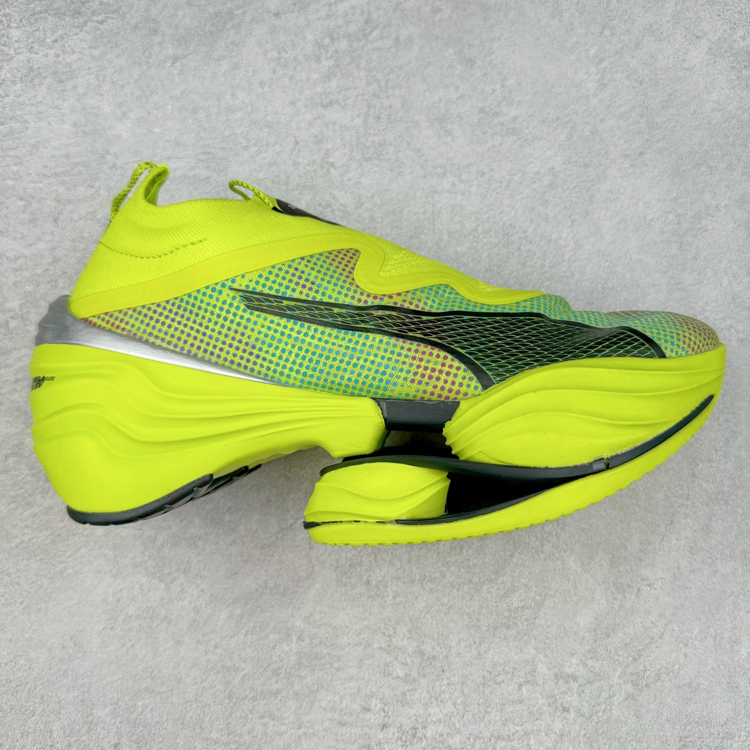 PUMA Fast-R Nitro Elite 彪马系带织物减震防滑耐磨碳板低帮跑步鞋 1、随着竞速跑鞋市场竞争愈发激烈，多数品牌都已经告别了材料和科技堆砌的阶段，进入到在已有科技基础上的精细研磨阶段，如何将新的材料和技术用更合理的工艺为跑鞋带来卓越性能和轻弹脚感成为主要趋势，经过一年的沉淀迭代，PUMA 最新一代比赛日竞速鞋 FAST-R 2 NITRO™ ELITE 正式发布。 2、昨日的蒸蒸日上迎新跑中，沙宇超和陈为芬二人上脚的正是这款鞋，这也是 Fast-R 2 在国内的首次亮相。 3、日本最负盛名的国民接力赛事箱根驿传 100 周年的比赛激战正酣，PUMA 为此也特意推出了 1000 双限量版配色 Fast-R 2 NITRO™ Elite Ekiden Rush。 4、跑野开箱的正是其中一双，箱根无弱旅，在今天的箱根驿传比赛中，参赛队伍立教大学（Rikkyo Univeristy）正是由 PUMA 赞助，这双箱根款鞋身外侧有明显的箱根 100 周年标志，鞋身内侧的接力襷带，则是与赛场上奔跑的立教大学队员们参赛服装的主题色紫色一致，这一设计也扣住了箱根驿传的精华，那就是年轻人最纯粹的极速奔跑以及在一根襷带上的母校荣耀。 5、整体外观方面，前后跟分离式的标志性设计得到延续，中间则是通过 PWRPLATE 碳板相互连接，但这一代碳板延伸面积扩展至脚趾外侧区域，增加了触地面积和区间，为跑动带来更好过渡并在离地时提供更强推动力。 6、厚度方面，Fast-R 2 鞋底厚度顶到了符合正式比赛规定的最大厚度（40 mm）限值，由此得到了缓震与回弹性能最大限度的提升。 7、中底方面，采用 PUMA 最顶级的 NITRO™ ELITE 氮气缓震科技，保证缓冲的基础上追求极致轻量化，与前代产品相比，Fast-R 2 能量存储增加 22%，能量回馈增加46%。 8、两个数值的大幅提升带来的脚感会截然不同，Fast-R 2 有着更轻盈且更经济的跑动反馈，用一个直观数据量化：对一位 230 的马拉松选手来说，这双鞋能节省 1 分 23 秒的完赛时间。 9、鞋面方面，采用新一代 ULTRAWEAVE 鞋面，比上一代鞋面材料轻 20%，内侧仍旧搭载 PWRTAPE 加强筋，确保跑动过程中的轻盈贴合与稳固支撑。 10、大底方面，PUMAGRIP 外底可以应对不同路面，水泥路、柏油路、湿滑地面都有出色的止滑和抓地性能。 11、穿上这双 Fast-R 2，在比赛日也能跑出美洲狮一样迅捷的步伐。 尺码：36 36.5 37.5 38 38.5 39 40 40.5 41 42 42.5 43 44 44.5 45-选品中心