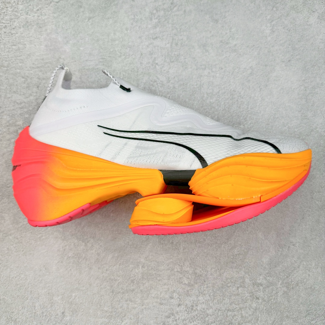 PUMA Fast-R Nitro Elite 彪马系带织物减震防滑耐磨碳板低帮跑步鞋 1、随着竞速跑鞋市场竞争愈发激烈，多数品牌都已经告别了材料和科技堆砌的阶段，进入到在已有科技基础上的精细研磨阶段，如何将新的材料和技术用更合理的工艺为跑鞋带来卓越性能和轻弹脚感成为主要趋势，经过一年的沉淀迭代，PUMA 最新一代比赛日竞速鞋 FAST-R 2 NITRO™ ELITE 正式发布。 2、昨日的蒸蒸日上迎新跑中，沙宇超和陈为芬二人上脚的正是这款鞋，这也是 Fast-R 2 在国内的首次亮相。 3、日本最负盛名的国民接力赛事箱根驿传 100 周年的比赛激战正酣，PUMA 为此也特意推出了 1000 双限量版配色 Fast-R 2 NITRO™ Elite Ekiden Rush。 4、跑野开箱的正是其中一双，箱根无弱旅，在今天的箱根驿传比赛中，参赛队伍立教大学（Rikkyo Univeristy）正是由 PUMA 赞助，这双箱根款鞋身外侧有明显的箱根 100 周年标志，鞋身内侧的接力襷带，则是与赛场上奔跑的立教大学队员们参赛服装的主题色紫色一致，这一设计也扣住了箱根驿传的精华，那就是年轻人最纯粹的极速奔跑以及在一根襷带上的母校荣耀。 5、整体外观方面，前后跟分离式的标志性设计得到延续，中间则是通过 PWRPLATE 碳板相互连接，但这一代碳板延伸面积扩展至脚趾外侧区域，增加了触地面积和区间，为跑动带来更好过渡并在离地时提供更强推动力。 6、厚度方面，Fast-R 2 鞋底厚度顶到了符合正式比赛规定的最大厚度（40 mm）限值，由此得到了缓震与回弹性能最大限度的提升。 7、中底方面，采用 PUMA 最顶级的 NITRO™ ELITE 氮气缓震科技，保证缓冲的基础上追求极致轻量化，与前代产品相比，Fast-R 2 能量存储增加 22%，能量回馈增加46%。 8、两个数值的大幅提升带来的脚感会截然不同，Fast-R 2 有着更轻盈且更经济的跑动反馈，用一个直观数据量化：对一位 230 的马拉松选手来说，这双鞋能节省 1 分 23 秒的完赛时间。 9、鞋面方面，采用新一代 ULTRAWEAVE 鞋面，比上一代鞋面材料轻 20%，内侧仍旧搭载 PWRTAPE 加强筋，确保跑动过程中的轻盈贴合与稳固支撑。 10、大底方面，PUMAGRIP 外底可以应对不同路面，水泥路、柏油路、湿滑地面都有出色的止滑和抓地性能。 11、穿上这双 Fast-R 2，在比赛日也能跑出美洲狮一样迅捷的步伐。 尺码：36 36.5 37.5 38 38.5 39 40 40.5 41 42 42.5 43 44 44.5 45-选品中心