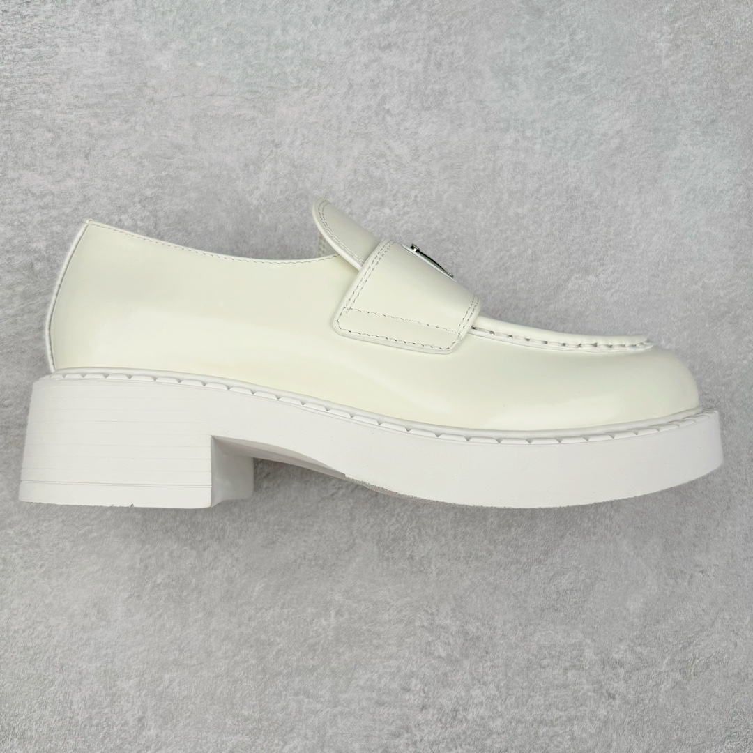 PRADAN 2023年春夏最好的穿的乐福鞋 没有之一鞋型秀气大方 三角标加持 高级感拉满 无论日常通勤还是小场合都能穿出气场意大利著名的奢侈品品牌 普拉达这款牛皮面演绎prada式的黑暗优雅风情 鞋头很是秀气 鞋楦的复古与时尚平衡的非常好 没有平时别的款式的呆板整体是休闲时尚风 风格简约大方 舒适轻便 小牛皮鞋面超级软触感亲肤而光滑 很显质感也很好打理 设计摆脱路人感 打破沉闷单调 真的超级清秀百搭 而且这款增高效果一绝 特别有英伦风但又不是太过于复古的也很符合都市年轻人的审美 尺码：35 36 37 38 39 40-选品中心