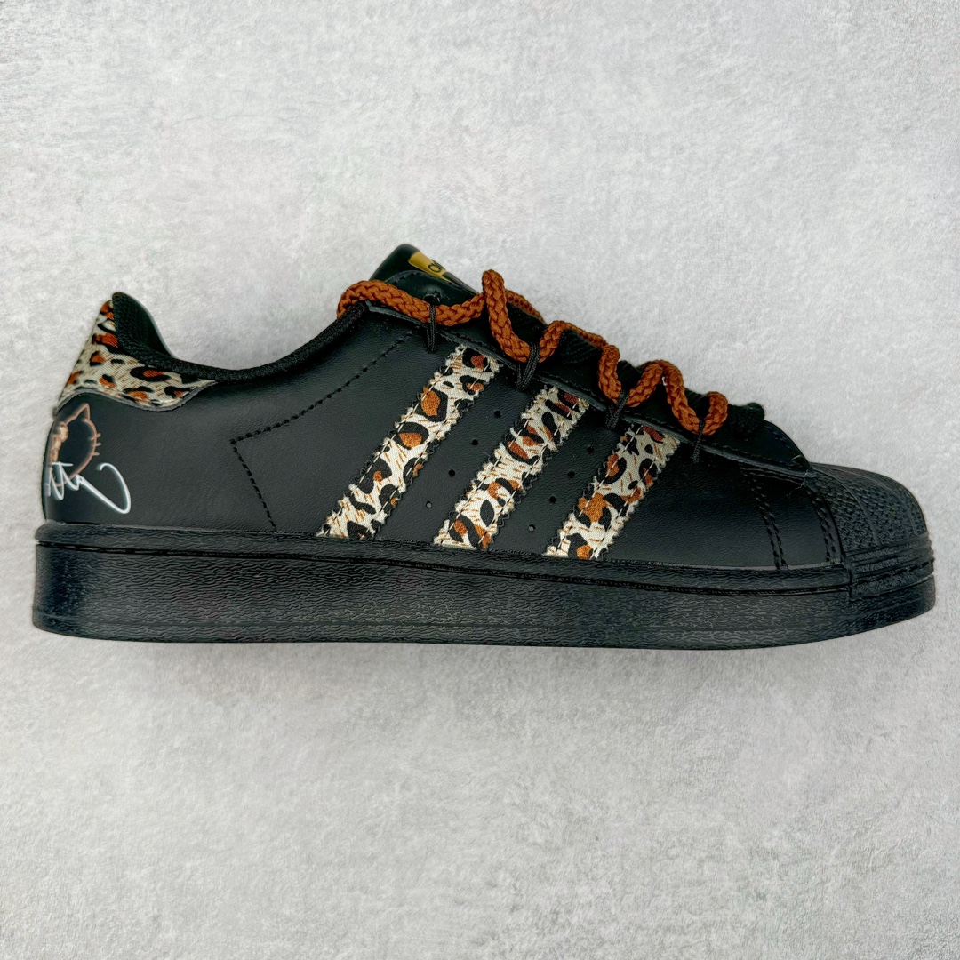 AD Originals Superstar 经典复古贝壳头板鞋 EG4959 诞生于1969年 是第一双将全皮面鞋 身与橡胶鞋头结合在一起的低帮篮球鞋 Superstar最开始 是作为高帮篮球鞋Pro Model的低帮版本而出现的 但因为其独特和醒目的橡胶鞋头造型而让大家熟知 被大家形象地称为\\\”shelltoe\\\”贝壳头 在70年代的美国职业篮球场上 接近3/4的NBA球员都将这双Superstar作为场上用鞋 80年代之后 经过不断的改良和发展 Superstar逐渐成为横跨时装、音乐、街头文化、休闲和运动等各大领域的时尚潮鞋 尺码：36 36.5 37 38 38.5 39 40 40.5 41 42 42.5 43 44 44.5 45-选品中心