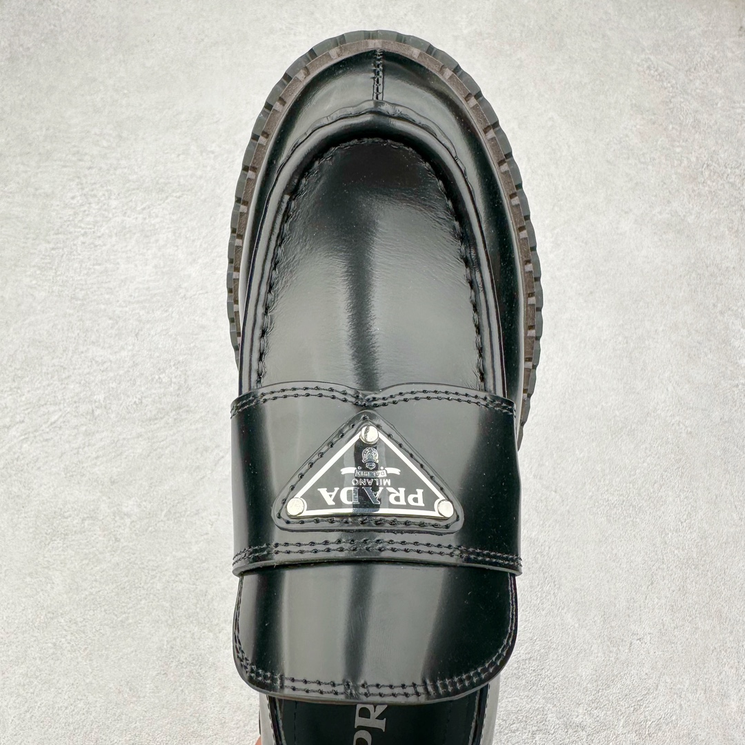 图片[4]-PRADAN 2023年春夏最好的穿的乐福鞋 没有之一鞋型秀气大方 三角标加持 高级感拉满 无论日常通勤还是小场合都能穿出气场意大利著名的奢侈品品牌 普拉达这款牛皮面演绎prada式的黑暗优雅风情 鞋头很是秀气 鞋楦的复古与时尚平衡的非常好 没有平时别的款式的呆板整体是休闲时尚风 风格简约大方 舒适轻便 小牛皮鞋面超级软触感亲肤而光滑 很显质感也很好打理 设计摆脱路人感 打破沉闷单调 真的超级清秀百搭 而且这款增高效果一绝 特别有英伦风但又不是太过于复古的也很符合都市年轻人的审美 尺码：35 36 37 38 39 40-选品中心