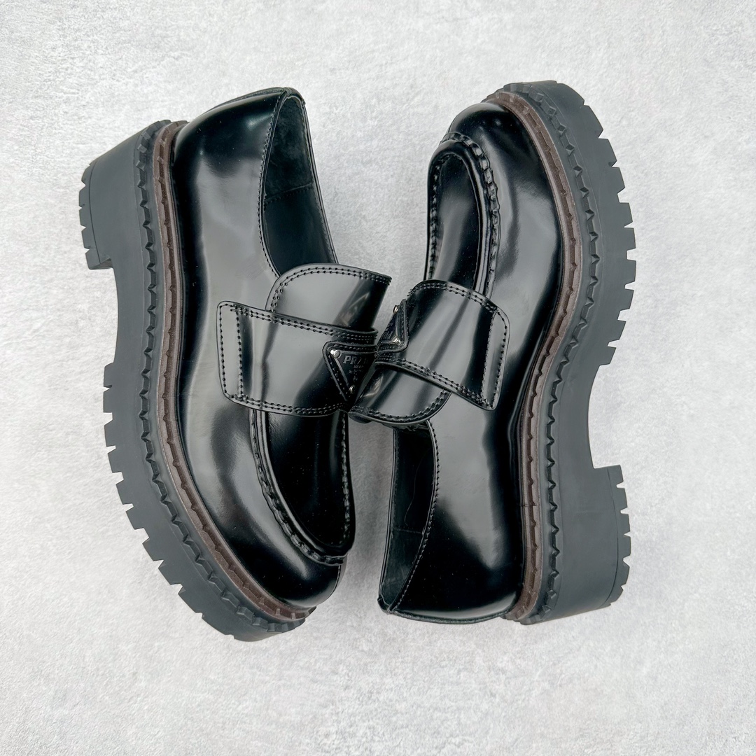 图片[3]-PRADAN 2023年春夏最好的穿的乐福鞋 没有之一鞋型秀气大方 三角标加持 高级感拉满 无论日常通勤还是小场合都能穿出气场意大利著名的奢侈品品牌 普拉达这款牛皮面演绎prada式的黑暗优雅风情 鞋头很是秀气 鞋楦的复古与时尚平衡的非常好 没有平时别的款式的呆板整体是休闲时尚风 风格简约大方 舒适轻便 小牛皮鞋面超级软触感亲肤而光滑 很显质感也很好打理 设计摆脱路人感 打破沉闷单调 真的超级清秀百搭 而且这款增高效果一绝 特别有英伦风但又不是太过于复古的也很符合都市年轻人的审美 尺码：35 36 37 38 39 40-选品中心