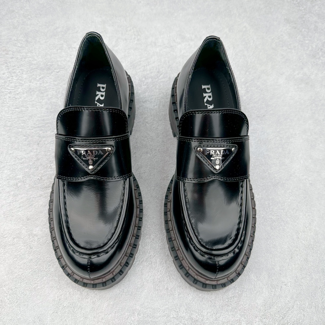 图片[2]-PRADAN 2023年春夏最好的穿的乐福鞋 没有之一鞋型秀气大方 三角标加持 高级感拉满 无论日常通勤还是小场合都能穿出气场意大利著名的奢侈品品牌 普拉达这款牛皮面演绎prada式的黑暗优雅风情 鞋头很是秀气 鞋楦的复古与时尚平衡的非常好 没有平时别的款式的呆板整体是休闲时尚风 风格简约大方 舒适轻便 小牛皮鞋面超级软触感亲肤而光滑 很显质感也很好打理 设计摆脱路人感 打破沉闷单调 真的超级清秀百搭 而且这款增高效果一绝 特别有英伦风但又不是太过于复古的也很符合都市年轻人的审美 尺码：35 36 37 38 39 40-选品中心