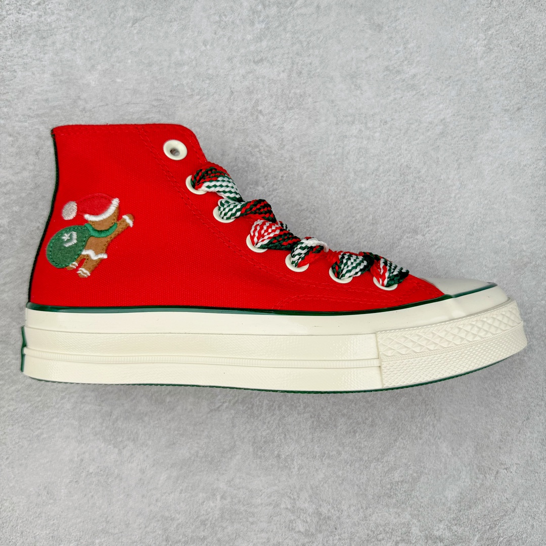 Converse Chuck 70s 圣诞限定 贴片采用圣诞花环造型内部星星镂空 方便转换圣诞风格 可拆卸针织袜套 温暖亲肤 保障冬日出行可拆卸立体针织姜饼人挂饰 侧面饰以毛姜饼人贴片传递节日氛围 温馨提示：配件丢失扣20⚠️ 尺码：35-44（36.5 37.5 39.5 41.5 42.5）-选品中心