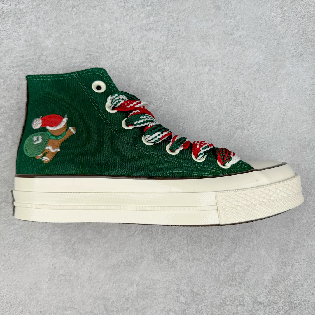 Converse Chuck 70s 圣诞限定 贴片采用圣诞花环造型内部星星镂空 方便转换圣诞风格 可拆卸针织袜套 温暖亲肤 保障冬日出行可拆卸立体针织姜饼人挂饰 侧面饰以毛姜饼人贴片传递节日氛围 温馨提示:配件丢失扣20⚠️ 尺码:35-44(36.5 37.5 39.5 41.5 42.5)-选品中心