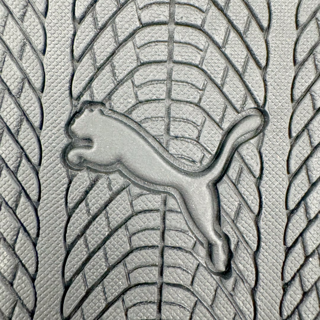 图片[22]-＃S2纯原 PUMA Speedca OG 彪马极速赛车系列低帮德训风拼接复古百搭休闲运动赛车鞋 鞋款从80、90年代赛车手所穿的防火赛车鞋为原型，鞋身线条模仿了赛车的流线廓形，体现了空气动力学原理的结构。简约流畅的外观，恰好又和贯穿其中的Formstrip Logo融合恰到好处，视觉上细节丰富且协调。本次Speedcat OG鞋款归来，最大看点自然式保留了窄版鞋型以及薄底构造。这两年各品牌鞋底越做越厚，Speedcat反其道而行之，上脚几乎无鞋底的效果带来耳目一新的视觉体验。鞋面依旧是以质感细腻的麂皮材质打造，并且大面积近乎全包裹的使用，复古味道也愈发浓烈。配色上更是将最原始的黑色和红色带回，向F1赛车队的标志性队服致敬。相信让各位一眼种草的更多是出挑的大红色，上脚即可瞬间点亮整体造型，在以球鞋为核心的OOTD中脱颖而出。而另一款黑色则是低调的万金油，彰显新潮个性的同时又不喧宾夺主，也是热爱简约系穿搭朋友的首选。 尺码：36 37 37.5 38 38.5 39 40 40.5 41 42 42.5 43 44 44.5 45 46-选品中心