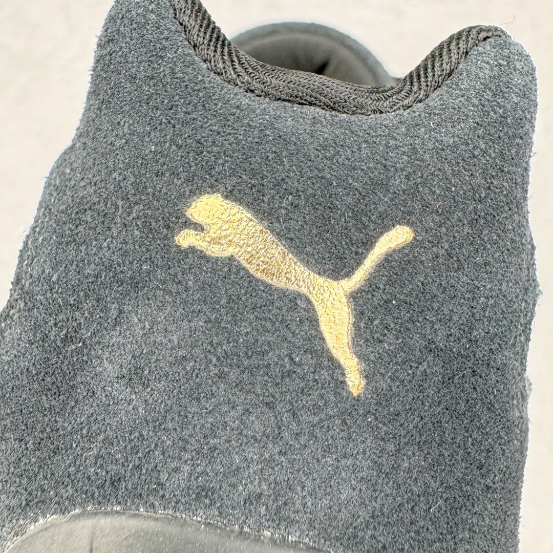 图片[18]-＃S2纯原 PUMA Speedca OG 彪马极速赛车系列低帮德训风拼接复古百搭休闲运动赛车鞋 鞋款从80、90年代赛车手所穿的防火赛车鞋为原型，鞋身线条模仿了赛车的流线廓形，体现了空气动力学原理的结构。简约流畅的外观，恰好又和贯穿其中的Formstrip Logo融合恰到好处，视觉上细节丰富且协调。本次Speedcat OG鞋款归来，最大看点自然式保留了窄版鞋型以及薄底构造。这两年各品牌鞋底越做越厚，Speedcat反其道而行之，上脚几乎无鞋底的效果带来耳目一新的视觉体验。鞋面依旧是以质感细腻的麂皮材质打造，并且大面积近乎全包裹的使用，复古味道也愈发浓烈。配色上更是将最原始的黑色和红色带回，向F1赛车队的标志性队服致敬。相信让各位一眼种草的更多是出挑的大红色，上脚即可瞬间点亮整体造型，在以球鞋为核心的OOTD中脱颖而出。而另一款黑色则是低调的万金油，彰显新潮个性的同时又不喧宾夺主，也是热爱简约系穿搭朋友的首选。 尺码：36 37 37.5 38 38.5 39 40 40.5 41 42 42.5 43 44 44.5 45 46-选品中心