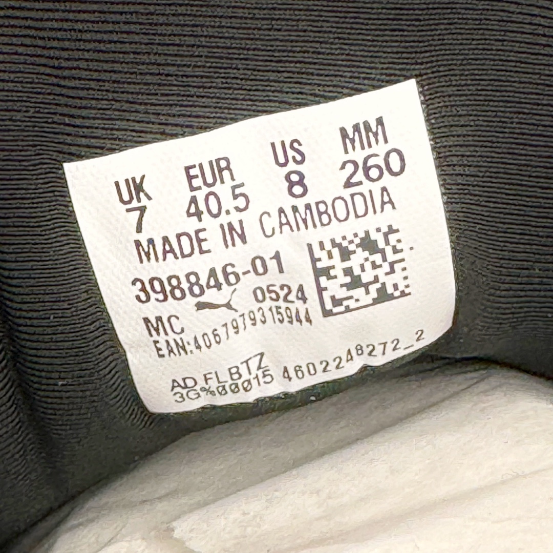 图片[11]-＃S2纯原 PUMA Speedca OG 彪马极速赛车系列低帮德训风拼接复古百搭休闲运动赛车鞋 鞋款从80、90年代赛车手所穿的防火赛车鞋为原型，鞋身线条模仿了赛车的流线廓形，体现了空气动力学原理的结构。简约流畅的外观，恰好又和贯穿其中的Formstrip Logo融合恰到好处，视觉上细节丰富且协调。本次Speedcat OG鞋款归来，最大看点自然式保留了窄版鞋型以及薄底构造。这两年各品牌鞋底越做越厚，Speedcat反其道而行之，上脚几乎无鞋底的效果带来耳目一新的视觉体验。鞋面依旧是以质感细腻的麂皮材质打造，并且大面积近乎全包裹的使用，复古味道也愈发浓烈。配色上更是将最原始的黑色和红色带回，向F1赛车队的标志性队服致敬。相信让各位一眼种草的更多是出挑的大红色，上脚即可瞬间点亮整体造型，在以球鞋为核心的OOTD中脱颖而出。而另一款黑色则是低调的万金油，彰显新潮个性的同时又不喧宾夺主，也是热爱简约系穿搭朋友的首选。 尺码：36 37 37.5 38 38.5 39 40 40.5 41 42 42.5 43 44 44.5 45 46-选品中心