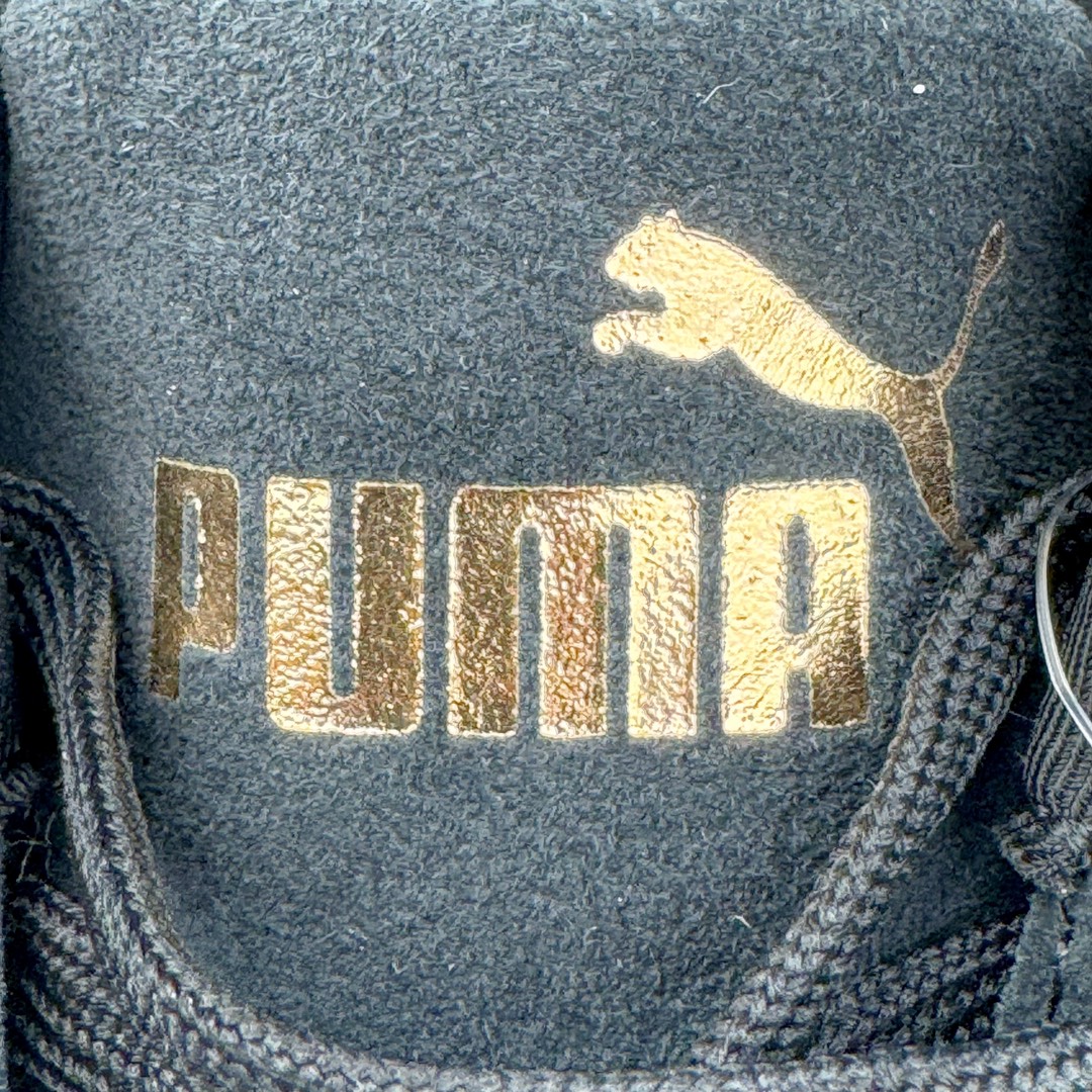图片[13]-＃S2纯原 PUMA Speedca OG 彪马极速赛车系列低帮德训风拼接复古百搭休闲运动赛车鞋 鞋款从80、90年代赛车手所穿的防火赛车鞋为原型，鞋身线条模仿了赛车的流线廓形，体现了空气动力学原理的结构。简约流畅的外观，恰好又和贯穿其中的Formstrip Logo融合恰到好处，视觉上细节丰富且协调。本次Speedcat OG鞋款归来，最大看点自然式保留了窄版鞋型以及薄底构造。这两年各品牌鞋底越做越厚，Speedcat反其道而行之，上脚几乎无鞋底的效果带来耳目一新的视觉体验。鞋面依旧是以质感细腻的麂皮材质打造，并且大面积近乎全包裹的使用，复古味道也愈发浓烈。配色上更是将最原始的黑色和红色带回，向F1赛车队的标志性队服致敬。相信让各位一眼种草的更多是出挑的大红色，上脚即可瞬间点亮整体造型，在以球鞋为核心的OOTD中脱颖而出。而另一款黑色则是低调的万金油，彰显新潮个性的同时又不喧宾夺主，也是热爱简约系穿搭朋友的首选。 尺码：36 37 37.5 38 38.5 39 40 40.5 41 42 42.5 43 44 44.5 45 46-选品中心