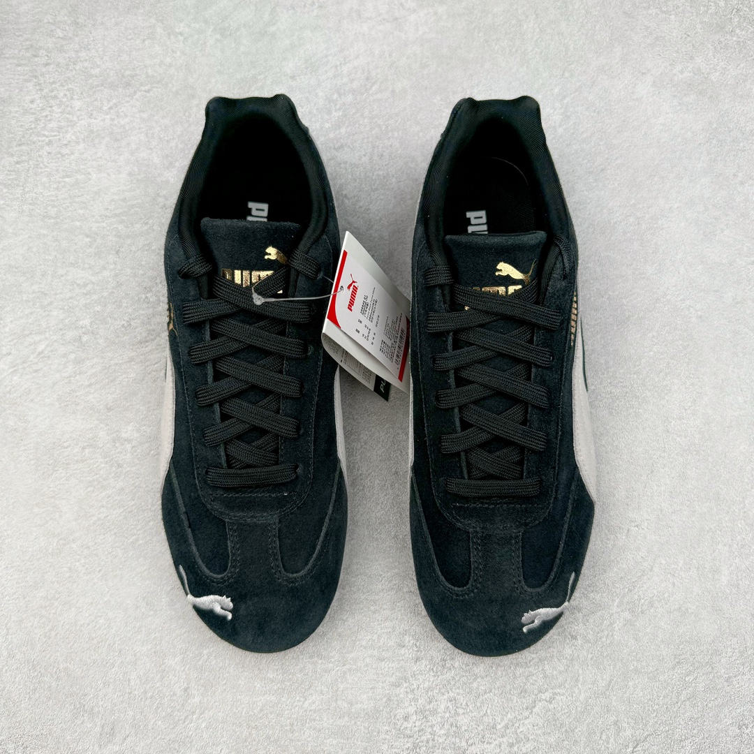 图片[2]-＃S2纯原 PUMA Speedca OG 彪马极速赛车系列低帮德训风拼接复古百搭休闲运动赛车鞋 鞋款从80、90年代赛车手所穿的防火赛车鞋为原型，鞋身线条模仿了赛车的流线廓形，体现了空气动力学原理的结构。简约流畅的外观，恰好又和贯穿其中的Formstrip Logo融合恰到好处，视觉上细节丰富且协调。本次Speedcat OG鞋款归来，最大看点自然式保留了窄版鞋型以及薄底构造。这两年各品牌鞋底越做越厚，Speedcat反其道而行之，上脚几乎无鞋底的效果带来耳目一新的视觉体验。鞋面依旧是以质感细腻的麂皮材质打造，并且大面积近乎全包裹的使用，复古味道也愈发浓烈。配色上更是将最原始的黑色和红色带回，向F1赛车队的标志性队服致敬。相信让各位一眼种草的更多是出挑的大红色，上脚即可瞬间点亮整体造型，在以球鞋为核心的OOTD中脱颖而出。而另一款黑色则是低调的万金油，彰显新潮个性的同时又不喧宾夺主，也是热爱简约系穿搭朋友的首选。 尺码：36 37 37.5 38 38.5 39 40 40.5 41 42 42.5 43 44 44.5 45 46-选品中心