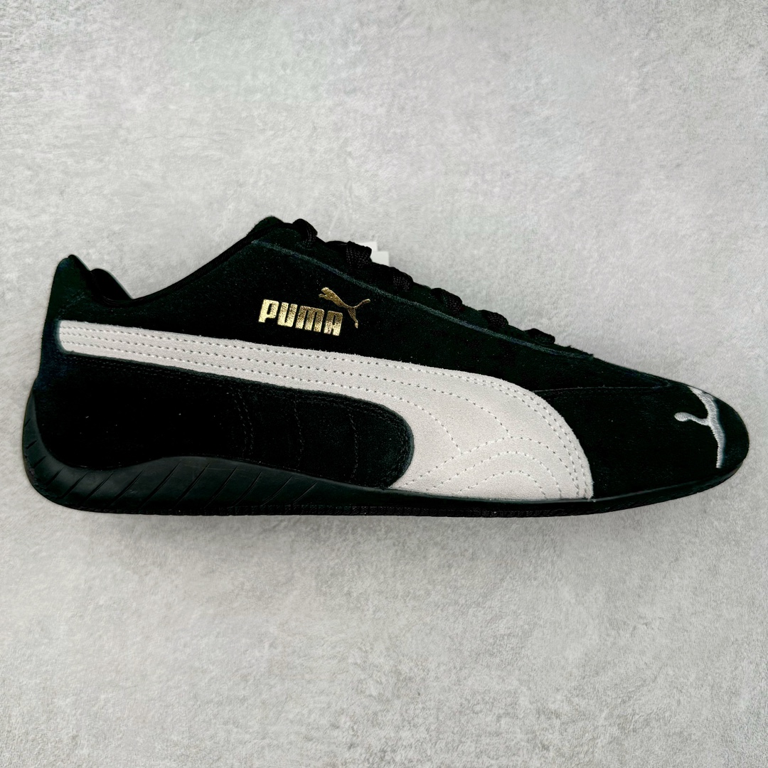 ＃S2纯原 PUMA Speedca OG 彪马极速赛车系列低帮德训风拼接复古百搭休闲运动赛车鞋 鞋款从80、90年代赛车手所穿的防火赛车鞋为原型，鞋身线条模仿了赛车的流线廓形，体现了空气动力学原理的结构。简约流畅的外观，恰好又和贯穿其中的Formstrip Logo融合恰到好处，视觉上细节丰富且协调。本次Speedcat OG鞋款归来，最大看点自然式保留了窄版鞋型以及薄底构造。这两年各品牌鞋底越做越厚，Speedcat反其道而行之，上脚几乎无鞋底的效果带来耳目一新的视觉体验。鞋面依旧是以质感细腻的麂皮材质打造，并且大面积近乎全包裹的使用，复古味道也愈发浓烈。配色上更是将最原始的黑色和红色带回，向F1赛车队的标志性队服致敬。相信让各位一眼种草的更多是出挑的大红色，上脚即可瞬间点亮整体造型，在以球鞋为核心的OOTD中脱颖而出。而另一款黑色则是低调的万金油，彰显新潮个性的同时又不喧宾夺主，也是热爱简约系穿搭朋友的首选。 尺码：36 37 37.5 38 38.5 39 40 40.5 41 42 42.5 43 44 44.5 45 46-选品中心