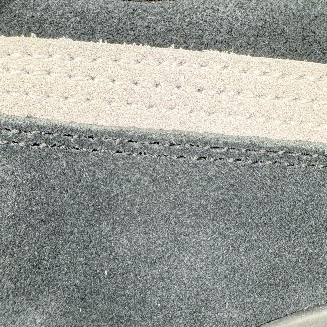 图片[19]-＃S2纯原 PUMA Speedca OG 彪马极速赛车系列低帮德训风拼接复古百搭休闲运动赛车鞋 鞋款从80、90年代赛车手所穿的防火赛车鞋为原型，鞋身线条模仿了赛车的流线廓形，体现了空气动力学原理的结构。简约流畅的外观，恰好又和贯穿其中的Formstrip Logo融合恰到好处，视觉上细节丰富且协调。本次Speedcat OG鞋款归来，最大看点自然式保留了窄版鞋型以及薄底构造。这两年各品牌鞋底越做越厚，Speedcat反其道而行之，上脚几乎无鞋底的效果带来耳目一新的视觉体验。鞋面依旧是以质感细腻的麂皮材质打造，并且大面积近乎全包裹的使用，复古味道也愈发浓烈。配色上更是将最原始的黑色和红色带回，向F1赛车队的标志性队服致敬。相信让各位一眼种草的更多是出挑的大红色，上脚即可瞬间点亮整体造型，在以球鞋为核心的OOTD中脱颖而出。而另一款黑色则是低调的万金油，彰显新潮个性的同时又不喧宾夺主，也是热爱简约系穿搭朋友的首选。 尺码：36 37 37.5 38 38.5 39 40 40.5 41 42 42.5 43 44 44.5 45 46-选品中心