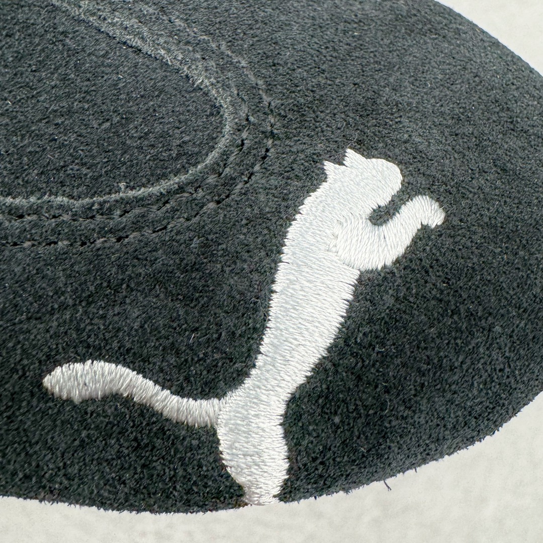 图片[16]-＃S2纯原 PUMA Speedca OG 彪马极速赛车系列低帮德训风拼接复古百搭休闲运动赛车鞋 鞋款从80、90年代赛车手所穿的防火赛车鞋为原型，鞋身线条模仿了赛车的流线廓形，体现了空气动力学原理的结构。简约流畅的外观，恰好又和贯穿其中的Formstrip Logo融合恰到好处，视觉上细节丰富且协调。本次Speedcat OG鞋款归来，最大看点自然式保留了窄版鞋型以及薄底构造。这两年各品牌鞋底越做越厚，Speedcat反其道而行之，上脚几乎无鞋底的效果带来耳目一新的视觉体验。鞋面依旧是以质感细腻的麂皮材质打造，并且大面积近乎全包裹的使用，复古味道也愈发浓烈。配色上更是将最原始的黑色和红色带回，向F1赛车队的标志性队服致敬。相信让各位一眼种草的更多是出挑的大红色，上脚即可瞬间点亮整体造型，在以球鞋为核心的OOTD中脱颖而出。而另一款黑色则是低调的万金油，彰显新潮个性的同时又不喧宾夺主，也是热爱简约系穿搭朋友的首选。 尺码：36 37 37.5 38 38.5 39 40 40.5 41 42 42.5 43 44 44.5 45 46-选品中心