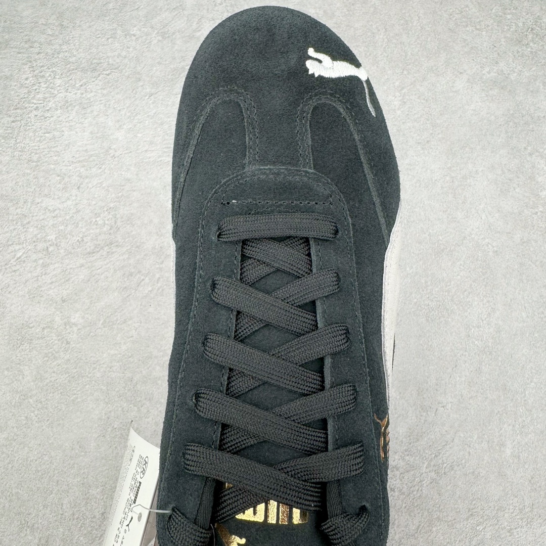 图片[4]-＃S2纯原 PUMA Speedca OG 彪马极速赛车系列低帮德训风拼接复古百搭休闲运动赛车鞋 鞋款从80、90年代赛车手所穿的防火赛车鞋为原型，鞋身线条模仿了赛车的流线廓形，体现了空气动力学原理的结构。简约流畅的外观，恰好又和贯穿其中的Formstrip Logo融合恰到好处，视觉上细节丰富且协调。本次Speedcat OG鞋款归来，最大看点自然式保留了窄版鞋型以及薄底构造。这两年各品牌鞋底越做越厚，Speedcat反其道而行之，上脚几乎无鞋底的效果带来耳目一新的视觉体验。鞋面依旧是以质感细腻的麂皮材质打造，并且大面积近乎全包裹的使用，复古味道也愈发浓烈。配色上更是将最原始的黑色和红色带回，向F1赛车队的标志性队服致敬。相信让各位一眼种草的更多是出挑的大红色，上脚即可瞬间点亮整体造型，在以球鞋为核心的OOTD中脱颖而出。而另一款黑色则是低调的万金油，彰显新潮个性的同时又不喧宾夺主，也是热爱简约系穿搭朋友的首选。 尺码：36 37 37.5 38 38.5 39 40 40.5 41 42 42.5 43 44 44.5 45 46-选品中心