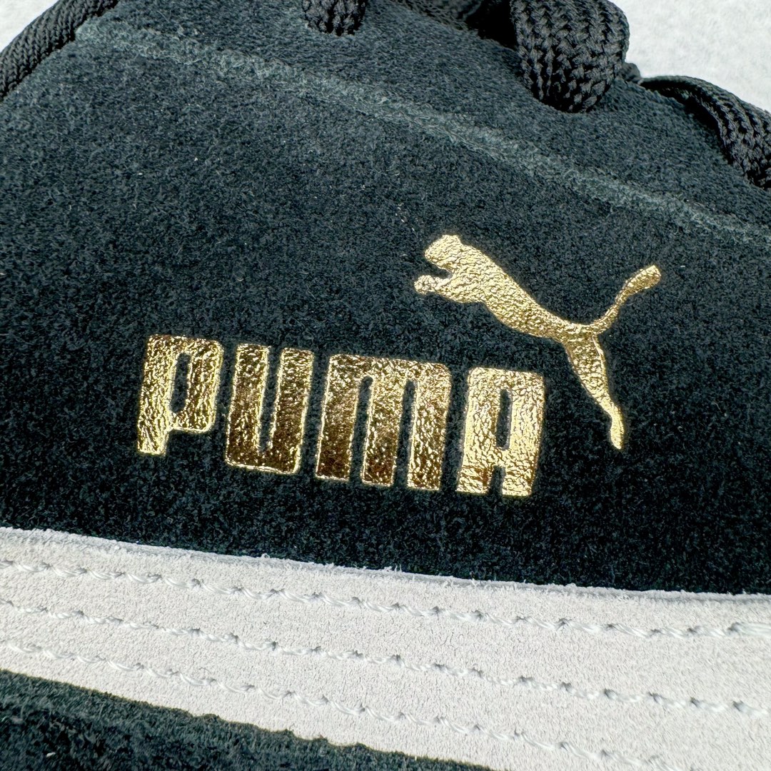 图片[20]-＃S2纯原 PUMA Speedca OG 彪马极速赛车系列低帮德训风拼接复古百搭休闲运动赛车鞋 鞋款从80、90年代赛车手所穿的防火赛车鞋为原型，鞋身线条模仿了赛车的流线廓形，体现了空气动力学原理的结构。简约流畅的外观，恰好又和贯穿其中的Formstrip Logo融合恰到好处，视觉上细节丰富且协调。本次Speedcat OG鞋款归来，最大看点自然式保留了窄版鞋型以及薄底构造。这两年各品牌鞋底越做越厚，Speedcat反其道而行之，上脚几乎无鞋底的效果带来耳目一新的视觉体验。鞋面依旧是以质感细腻的麂皮材质打造，并且大面积近乎全包裹的使用，复古味道也愈发浓烈。配色上更是将最原始的黑色和红色带回，向F1赛车队的标志性队服致敬。相信让各位一眼种草的更多是出挑的大红色，上脚即可瞬间点亮整体造型，在以球鞋为核心的OOTD中脱颖而出。而另一款黑色则是低调的万金油，彰显新潮个性的同时又不喧宾夺主，也是热爱简约系穿搭朋友的首选。 尺码：36 37 37.5 38 38.5 39 40 40.5 41 42 42.5 43 44 44.5 45 46-选品中心