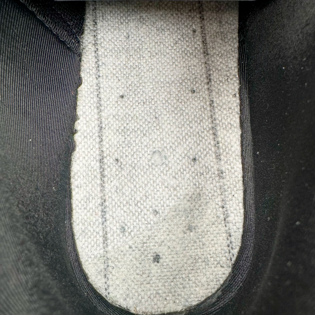 图片[10]-＃S2纯原 PUMA Speedca OG 彪马极速赛车系列低帮德训风拼接复古百搭休闲运动赛车鞋 鞋款从80、90年代赛车手所穿的防火赛车鞋为原型，鞋身线条模仿了赛车的流线廓形，体现了空气动力学原理的结构。简约流畅的外观，恰好又和贯穿其中的Formstrip Logo融合恰到好处，视觉上细节丰富且协调。本次Speedcat OG鞋款归来，最大看点自然式保留了窄版鞋型以及薄底构造。这两年各品牌鞋底越做越厚，Speedcat反其道而行之，上脚几乎无鞋底的效果带来耳目一新的视觉体验。鞋面依旧是以质感细腻的麂皮材质打造，并且大面积近乎全包裹的使用，复古味道也愈发浓烈。配色上更是将最原始的黑色和红色带回，向F1赛车队的标志性队服致敬。相信让各位一眼种草的更多是出挑的大红色，上脚即可瞬间点亮整体造型，在以球鞋为核心的OOTD中脱颖而出。而另一款黑色则是低调的万金油，彰显新潮个性的同时又不喧宾夺主，也是热爱简约系穿搭朋友的首选。 尺码：36 37 37.5 38 38.5 39 40 40.5 41 42 42.5 43 44 44.5 45 46-选品中心