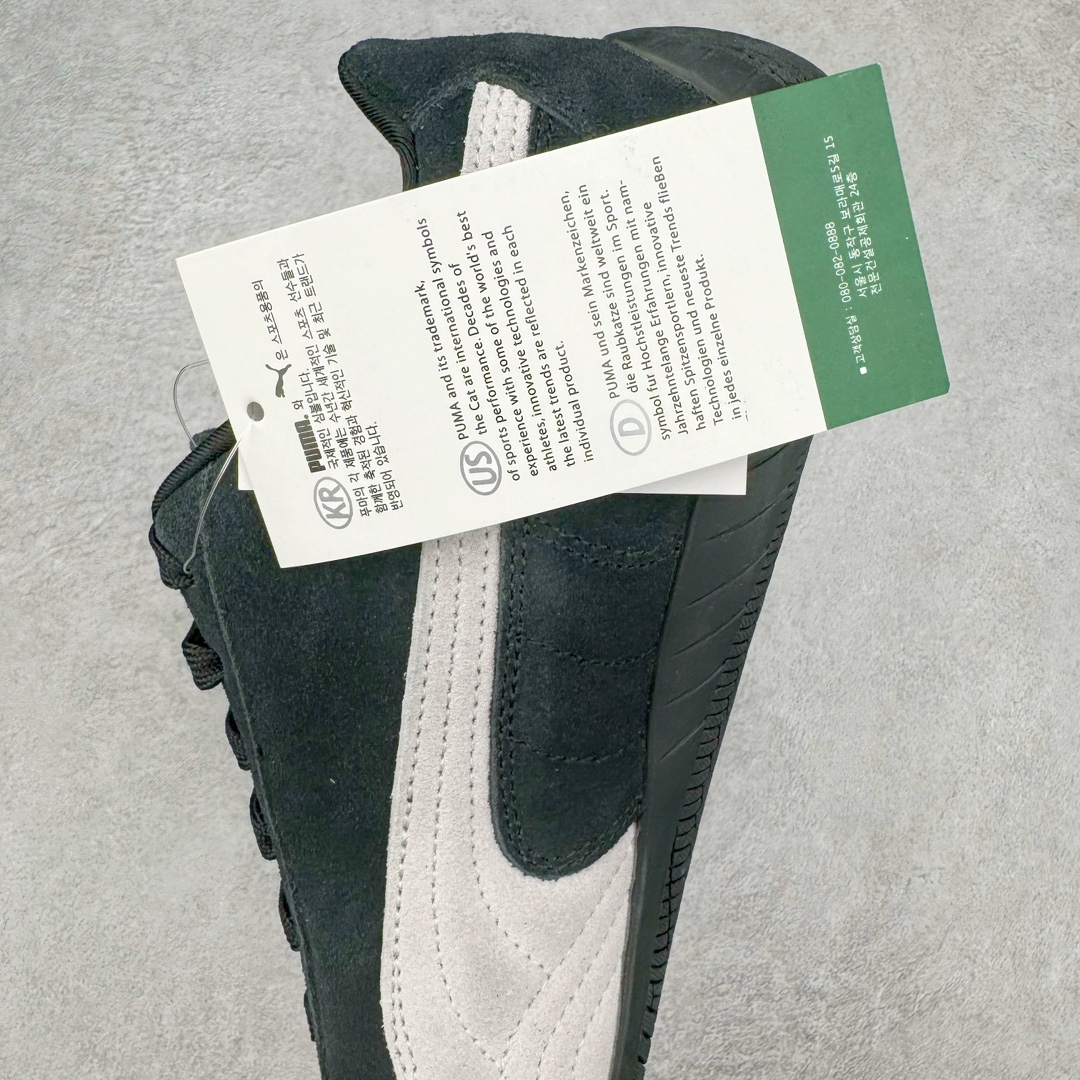 图片[7]-＃S2纯原 PUMA Speedca OG 彪马极速赛车系列低帮德训风拼接复古百搭休闲运动赛车鞋 鞋款从80、90年代赛车手所穿的防火赛车鞋为原型，鞋身线条模仿了赛车的流线廓形，体现了空气动力学原理的结构。简约流畅的外观，恰好又和贯穿其中的Formstrip Logo融合恰到好处，视觉上细节丰富且协调。本次Speedcat OG鞋款归来，最大看点自然式保留了窄版鞋型以及薄底构造。这两年各品牌鞋底越做越厚，Speedcat反其道而行之，上脚几乎无鞋底的效果带来耳目一新的视觉体验。鞋面依旧是以质感细腻的麂皮材质打造，并且大面积近乎全包裹的使用，复古味道也愈发浓烈。配色上更是将最原始的黑色和红色带回，向F1赛车队的标志性队服致敬。相信让各位一眼种草的更多是出挑的大红色，上脚即可瞬间点亮整体造型，在以球鞋为核心的OOTD中脱颖而出。而另一款黑色则是低调的万金油，彰显新潮个性的同时又不喧宾夺主，也是热爱简约系穿搭朋友的首选。 尺码：36 37 37.5 38 38.5 39 40 40.5 41 42 42.5 43 44 44.5 45 46-选品中心