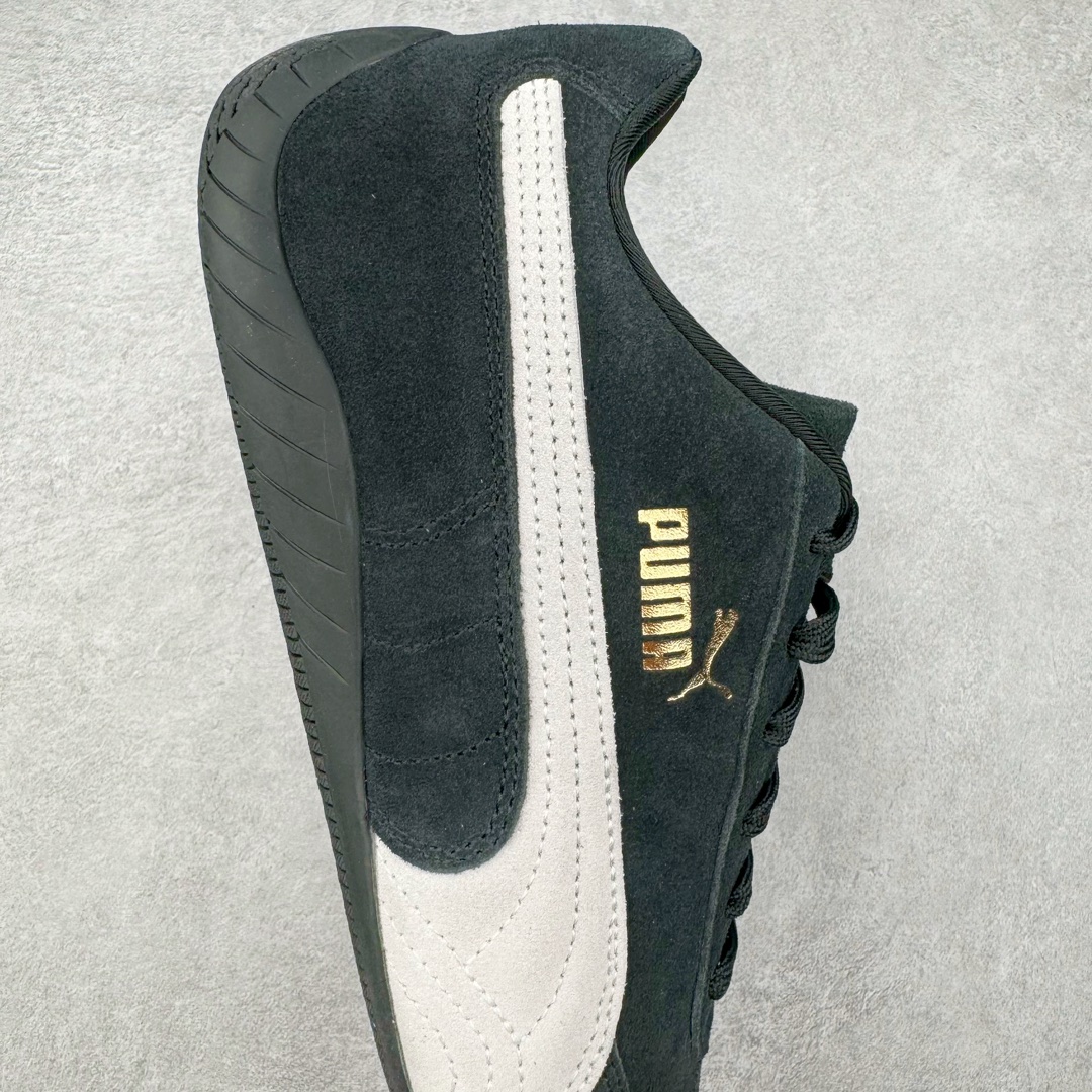 图片[6]-＃S2纯原 PUMA Speedca OG 彪马极速赛车系列低帮德训风拼接复古百搭休闲运动赛车鞋 鞋款从80、90年代赛车手所穿的防火赛车鞋为原型，鞋身线条模仿了赛车的流线廓形，体现了空气动力学原理的结构。简约流畅的外观，恰好又和贯穿其中的Formstrip Logo融合恰到好处，视觉上细节丰富且协调。本次Speedcat OG鞋款归来，最大看点自然式保留了窄版鞋型以及薄底构造。这两年各品牌鞋底越做越厚，Speedcat反其道而行之，上脚几乎无鞋底的效果带来耳目一新的视觉体验。鞋面依旧是以质感细腻的麂皮材质打造，并且大面积近乎全包裹的使用，复古味道也愈发浓烈。配色上更是将最原始的黑色和红色带回，向F1赛车队的标志性队服致敬。相信让各位一眼种草的更多是出挑的大红色，上脚即可瞬间点亮整体造型，在以球鞋为核心的OOTD中脱颖而出。而另一款黑色则是低调的万金油，彰显新潮个性的同时又不喧宾夺主，也是热爱简约系穿搭朋友的首选。 尺码：36 37 37.5 38 38.5 39 40 40.5 41 42 42.5 43 44 44.5 45 46-选品中心