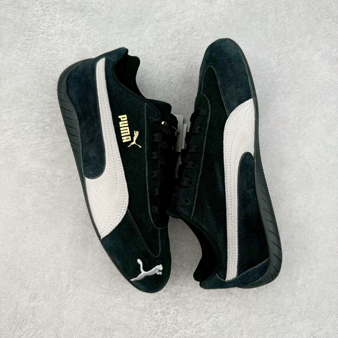 图片[3]-＃S2纯原 PUMA Speedca OG 彪马极速赛车系列低帮德训风拼接复古百搭休闲运动赛车鞋 鞋款从80、90年代赛车手所穿的防火赛车鞋为原型，鞋身线条模仿了赛车的流线廓形，体现了空气动力学原理的结构。简约流畅的外观，恰好又和贯穿其中的Formstrip Logo融合恰到好处，视觉上细节丰富且协调。本次Speedcat OG鞋款归来，最大看点自然式保留了窄版鞋型以及薄底构造。这两年各品牌鞋底越做越厚，Speedcat反其道而行之，上脚几乎无鞋底的效果带来耳目一新的视觉体验。鞋面依旧是以质感细腻的麂皮材质打造，并且大面积近乎全包裹的使用，复古味道也愈发浓烈。配色上更是将最原始的黑色和红色带回，向F1赛车队的标志性队服致敬。相信让各位一眼种草的更多是出挑的大红色，上脚即可瞬间点亮整体造型，在以球鞋为核心的OOTD中脱颖而出。而另一款黑色则是低调的万金油，彰显新潮个性的同时又不喧宾夺主，也是热爱简约系穿搭朋友的首选。 尺码：36 37 37.5 38 38.5 39 40 40.5 41 42 42.5 43 44 44.5 45 46-选品中心