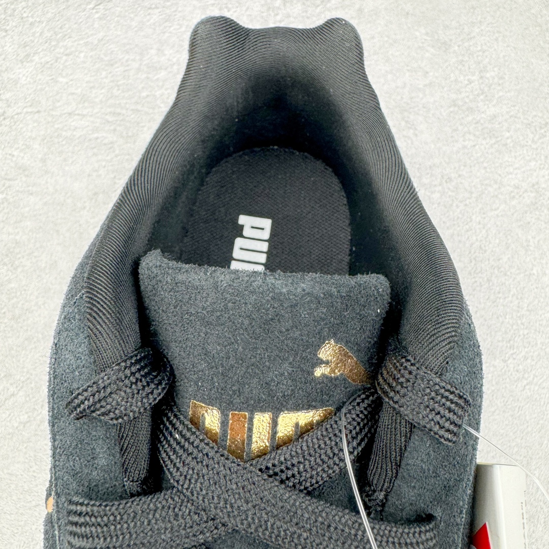 图片[15]-＃S2纯原 PUMA Speedca OG 彪马极速赛车系列低帮德训风拼接复古百搭休闲运动赛车鞋 鞋款从80、90年代赛车手所穿的防火赛车鞋为原型，鞋身线条模仿了赛车的流线廓形，体现了空气动力学原理的结构。简约流畅的外观，恰好又和贯穿其中的Formstrip Logo融合恰到好处，视觉上细节丰富且协调。本次Speedcat OG鞋款归来，最大看点自然式保留了窄版鞋型以及薄底构造。这两年各品牌鞋底越做越厚，Speedcat反其道而行之，上脚几乎无鞋底的效果带来耳目一新的视觉体验。鞋面依旧是以质感细腻的麂皮材质打造，并且大面积近乎全包裹的使用，复古味道也愈发浓烈。配色上更是将最原始的黑色和红色带回，向F1赛车队的标志性队服致敬。相信让各位一眼种草的更多是出挑的大红色，上脚即可瞬间点亮整体造型，在以球鞋为核心的OOTD中脱颖而出。而另一款黑色则是低调的万金油，彰显新潮个性的同时又不喧宾夺主，也是热爱简约系穿搭朋友的首选。 尺码：36 37 37.5 38 38.5 39 40 40.5 41 42 42.5 43 44 44.5 45 46-选品中心